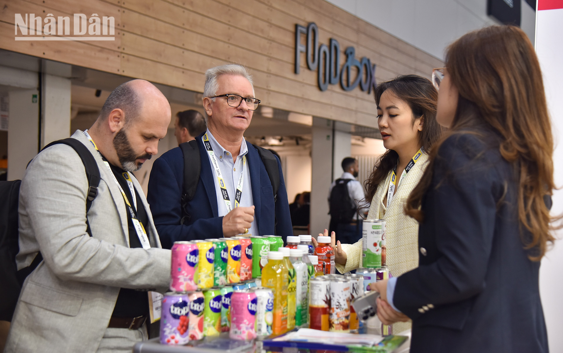 Đối tác quốc tế quan tâm đến những mặt hàng chăm sóc sức khỏe người tiêu dùng do Việt Nam sản xuất. (Ảnh: MINH DUY)