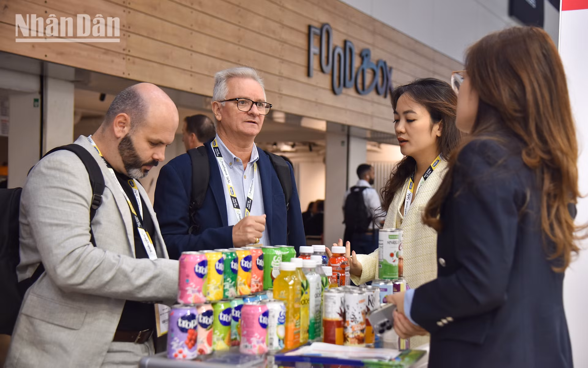 Đối tác quốc tế quan tâm đến những mặt hàng chăm sóc sức khỏe người tiêu dùng do Việt Nam sản xuất. (Ảnh: MINH DUY)