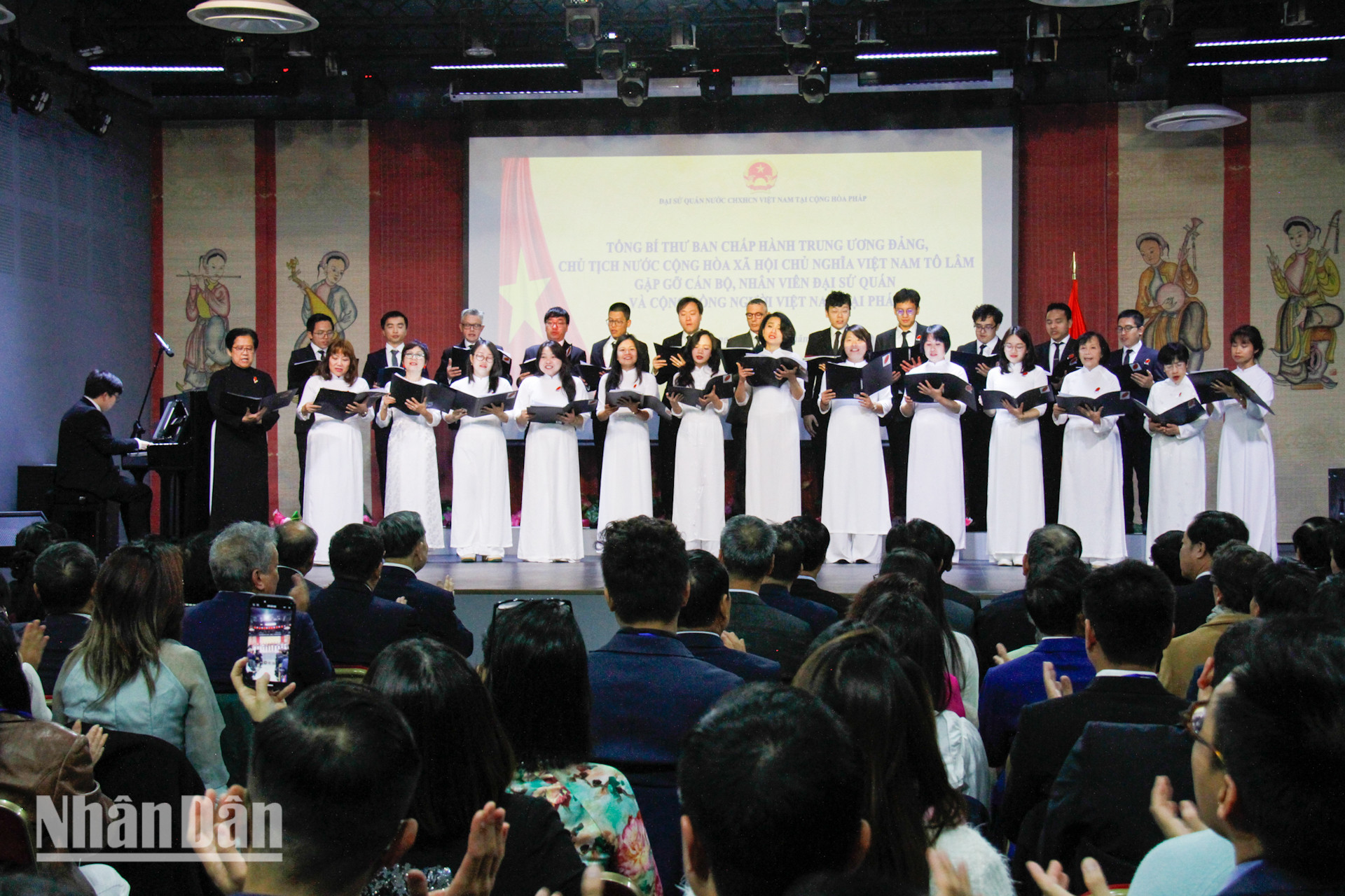 [ẢNH] Tổng Bí thư, Chủ tịch nước Tô Lâm gặp mặt bà con kiều bào tại Pháp ảnh 2