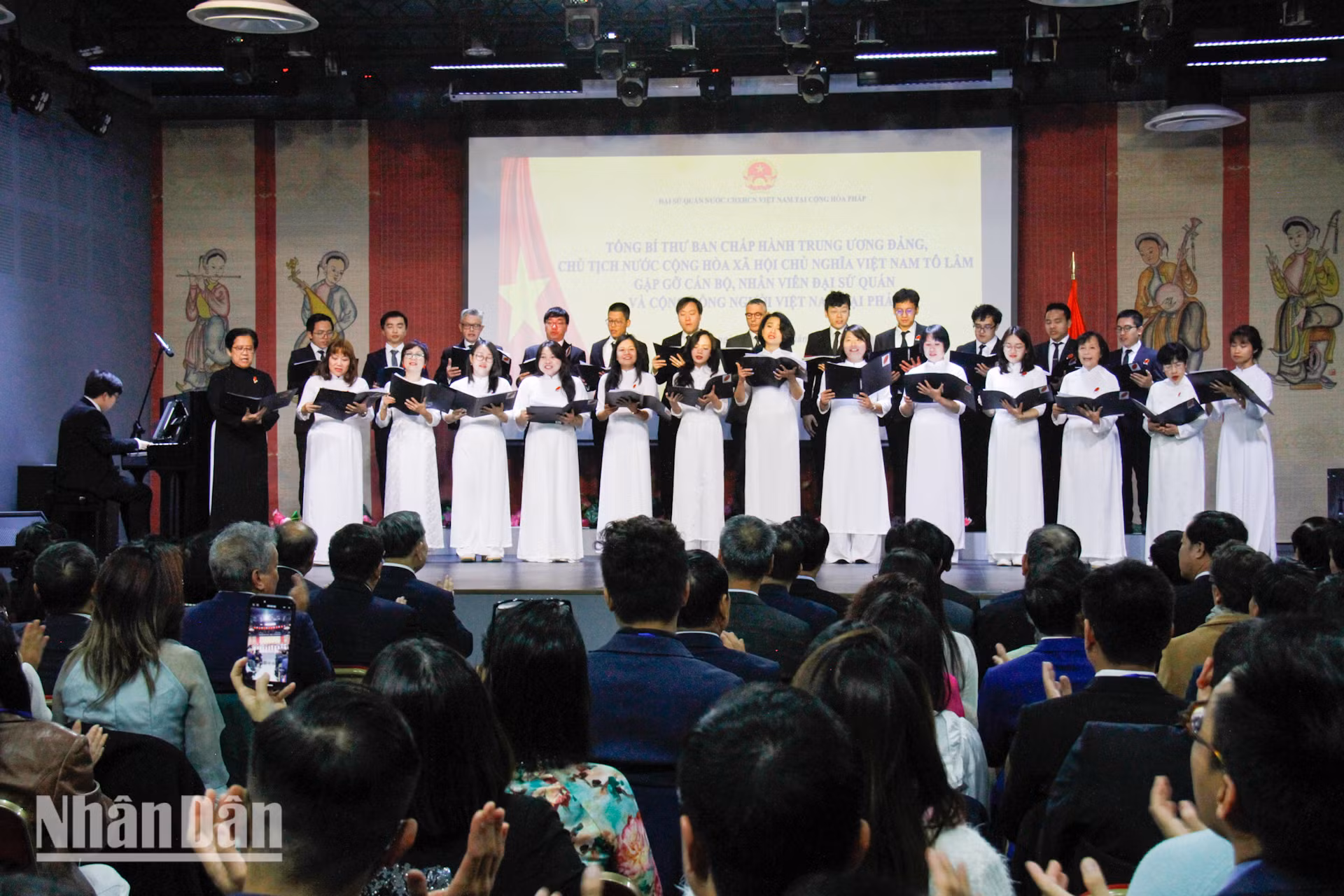 [ẢNH] Tổng Bí thư, Chủ tịch nước Tô Lâm gặp mặt bà con kiều bào tại Pháp ảnh 2