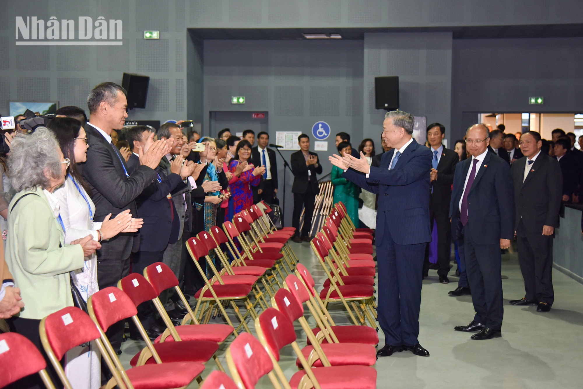 [ẢNH] Tổng Bí thư, Chủ tịch nước Tô Lâm gặp mặt bà con kiều bào tại Pháp ảnh 1