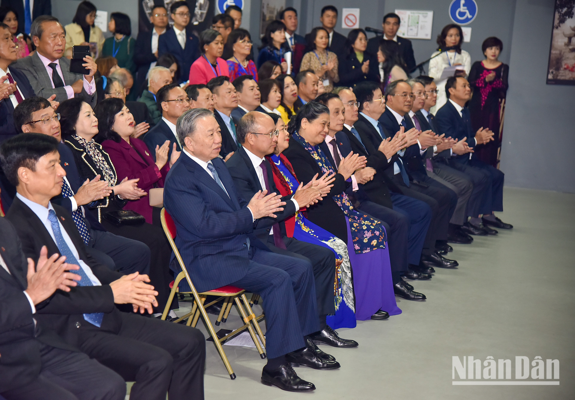 [ẢNH] Tổng Bí thư, Chủ tịch nước Tô Lâm gặp mặt bà con kiều bào tại Pháp ảnh 3