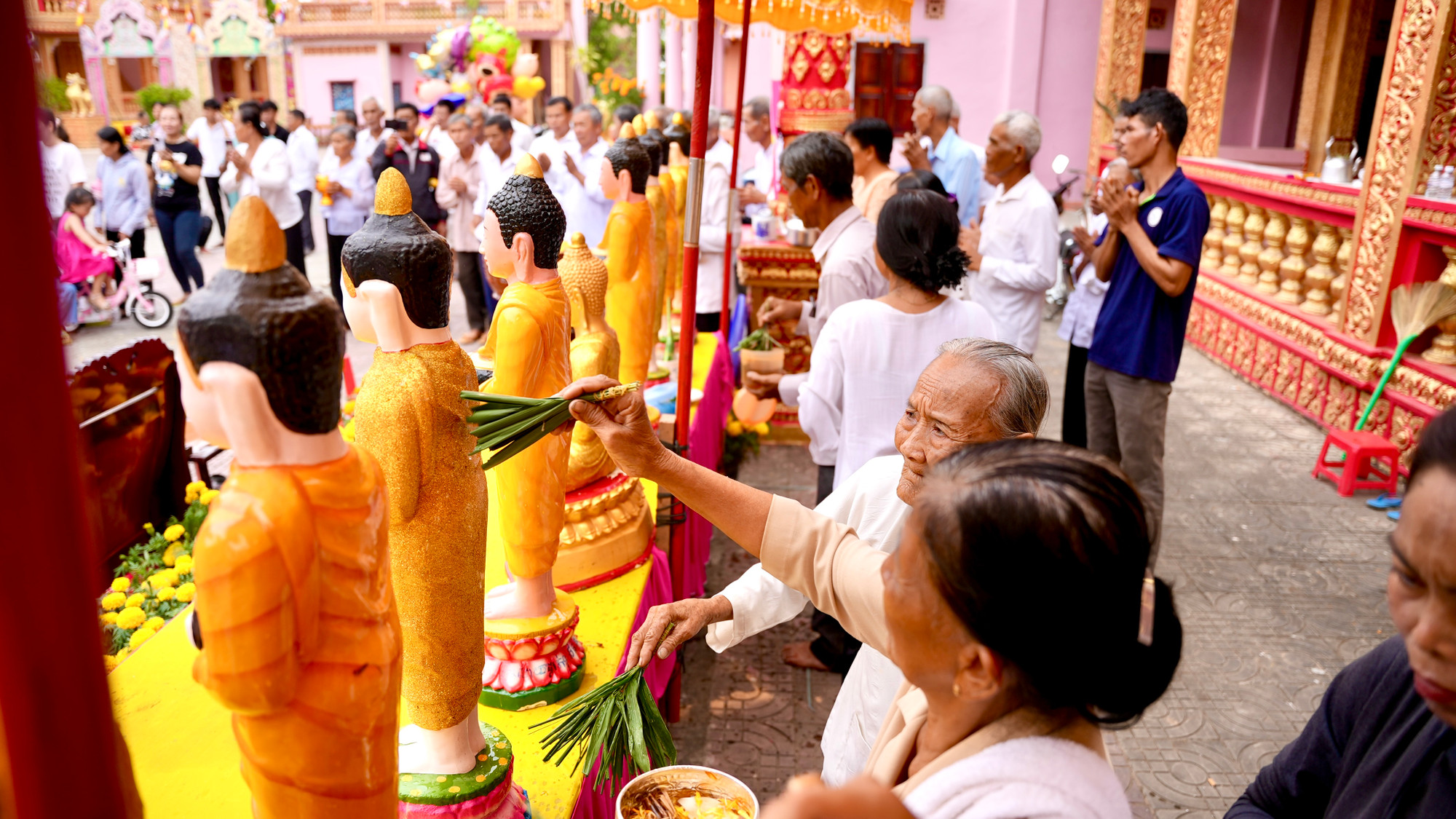 Bà con Khmer hào hứng với nghi thức truyền thống.