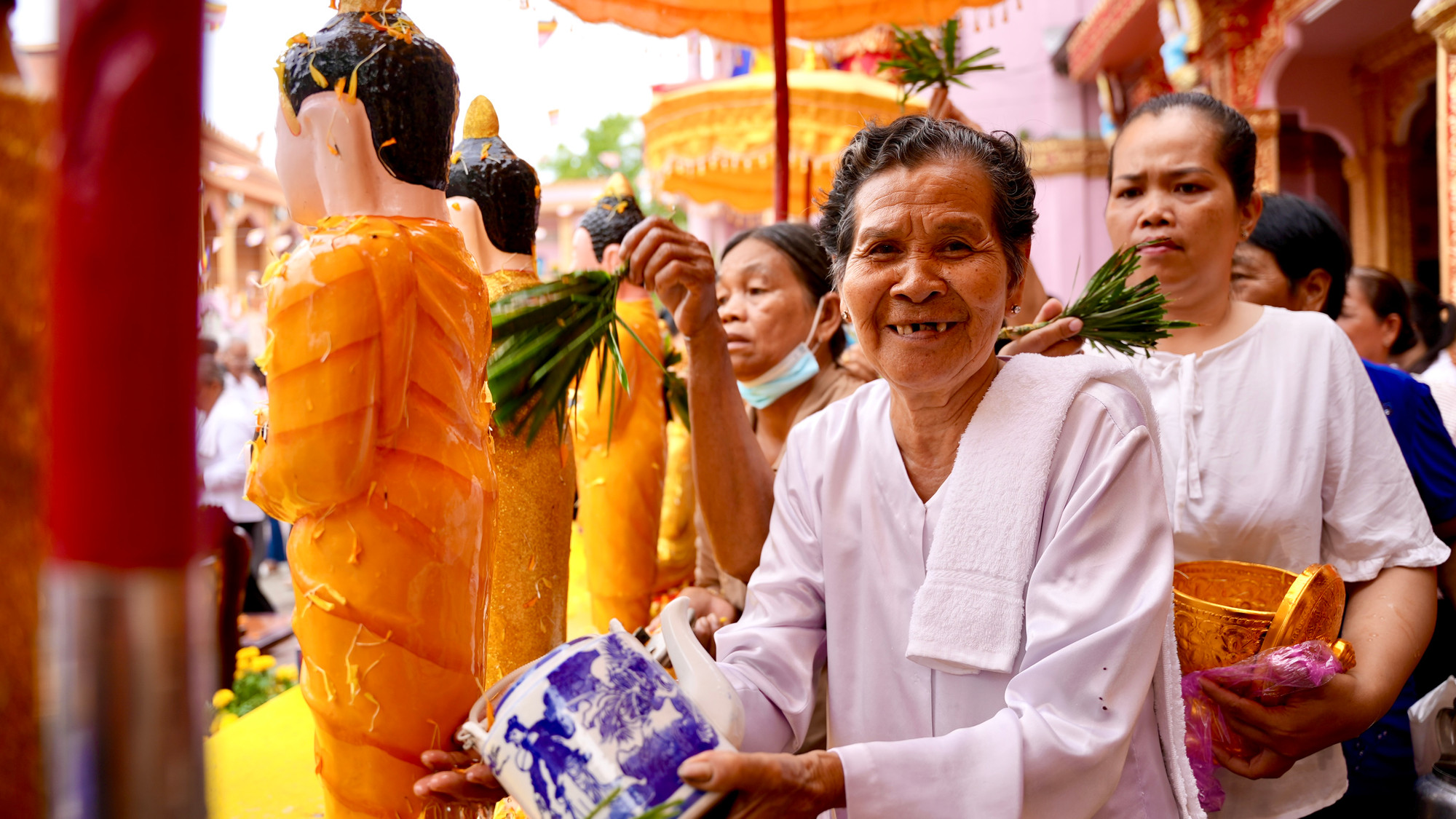 Hằng năm, dù bận rộn hay đi làm xa, đồng bào Khmer cũng không bỏ lỡ nghi lễ tắm Phật quan trọng nhất trong năm.