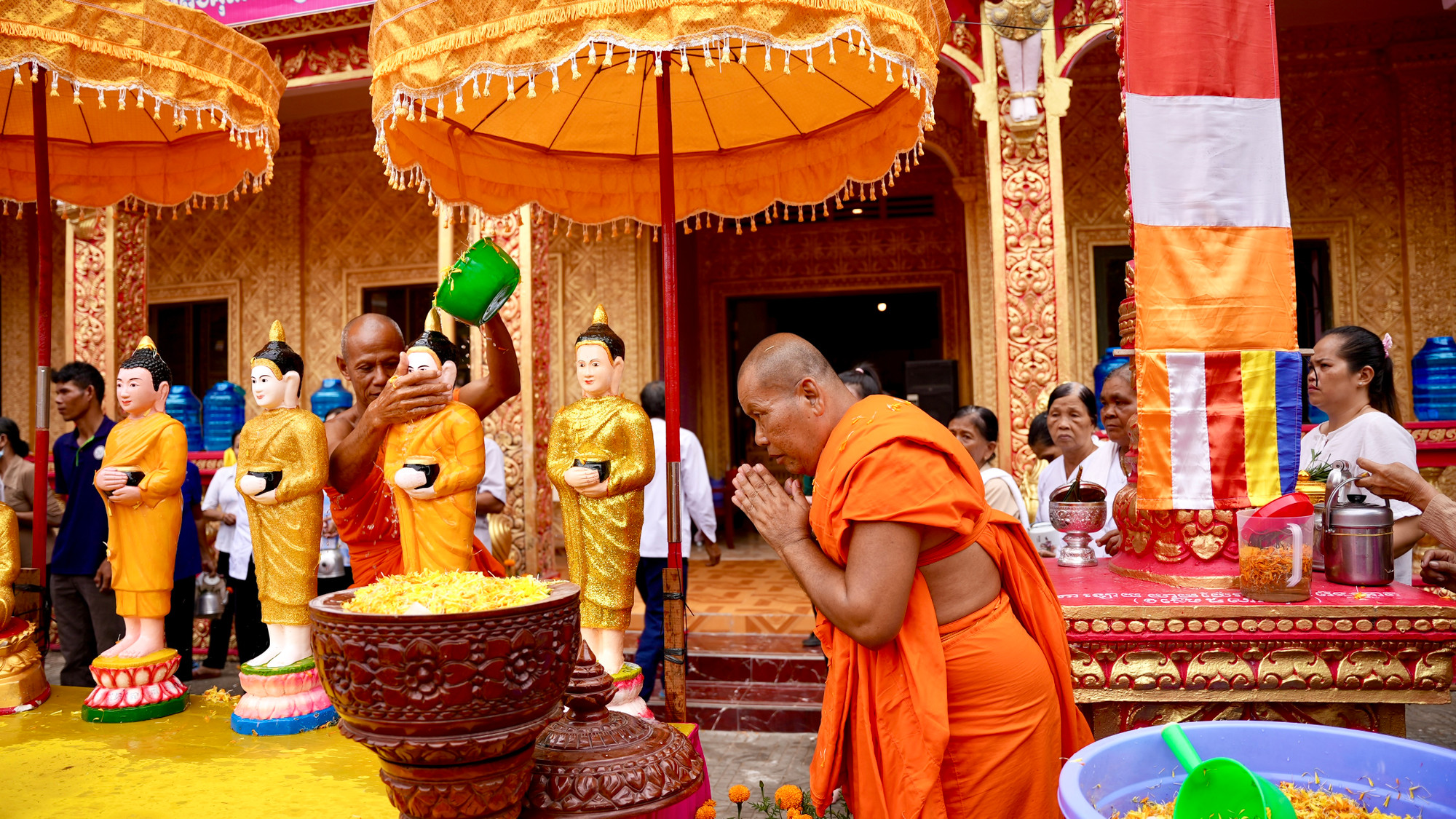 Nghi thức tắm Phật được thực hiện trang nghiêm.