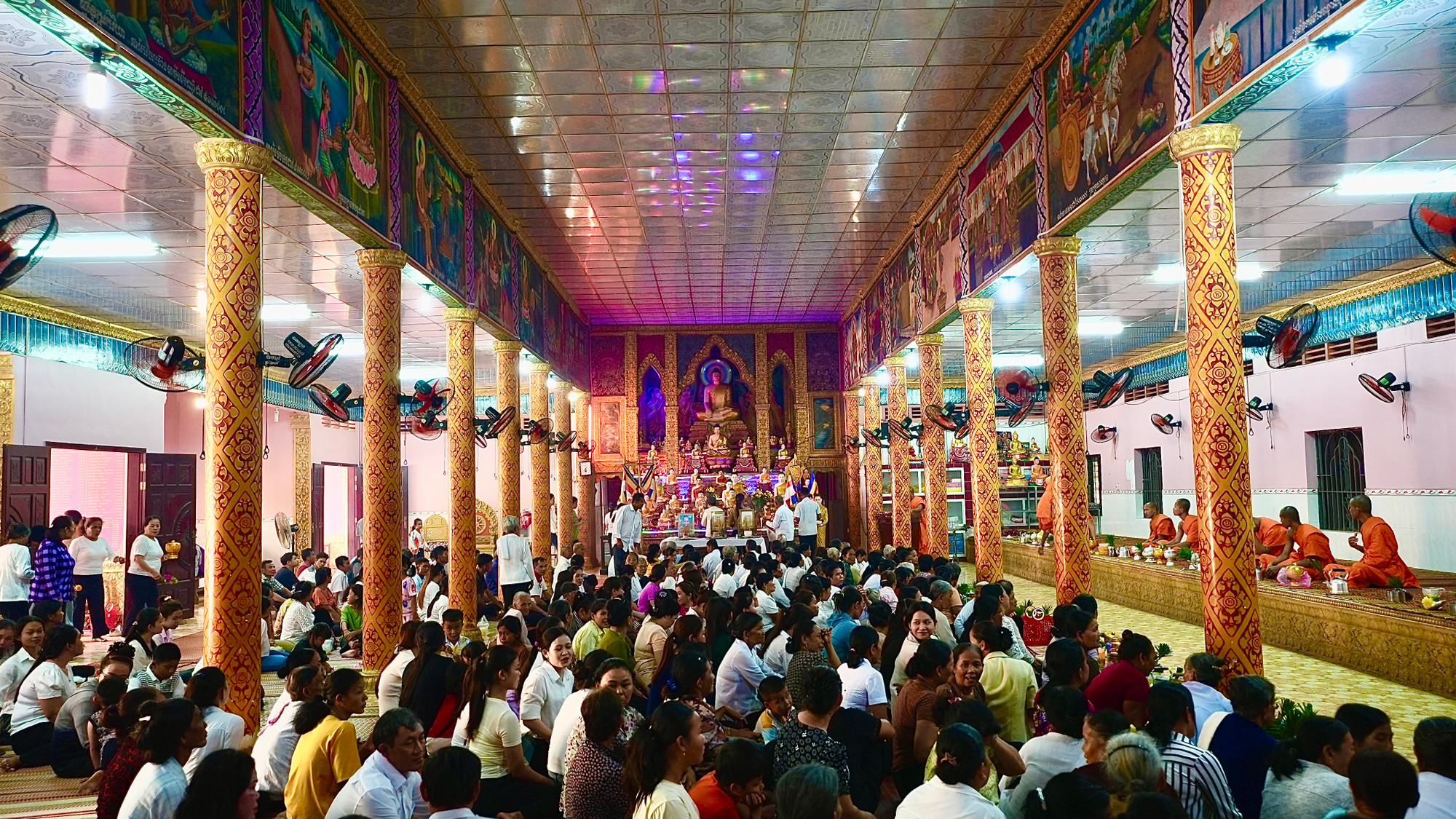 Bà con Khmer tham gia lễ cầu siêu cho người thân đã khuất.