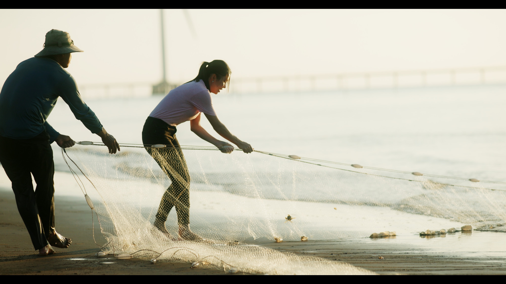 Những chiếc lưới có màu trắng, chân gắn chì, có phao, dài khoảng 70-100m.