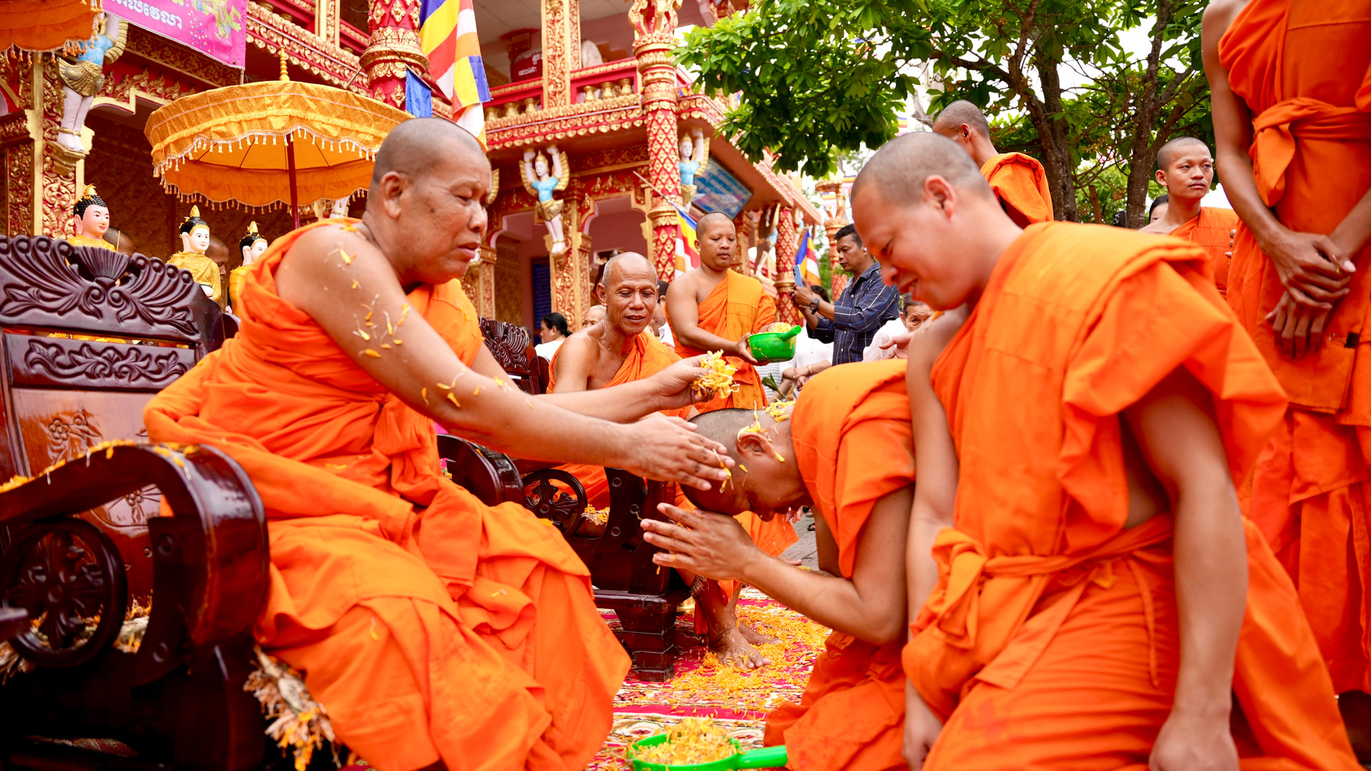 Thượng tọa Nhan Chanh tưới nước thơm và thực hiện các nghi thức tín ngưỡng của đồng bào Khmer.