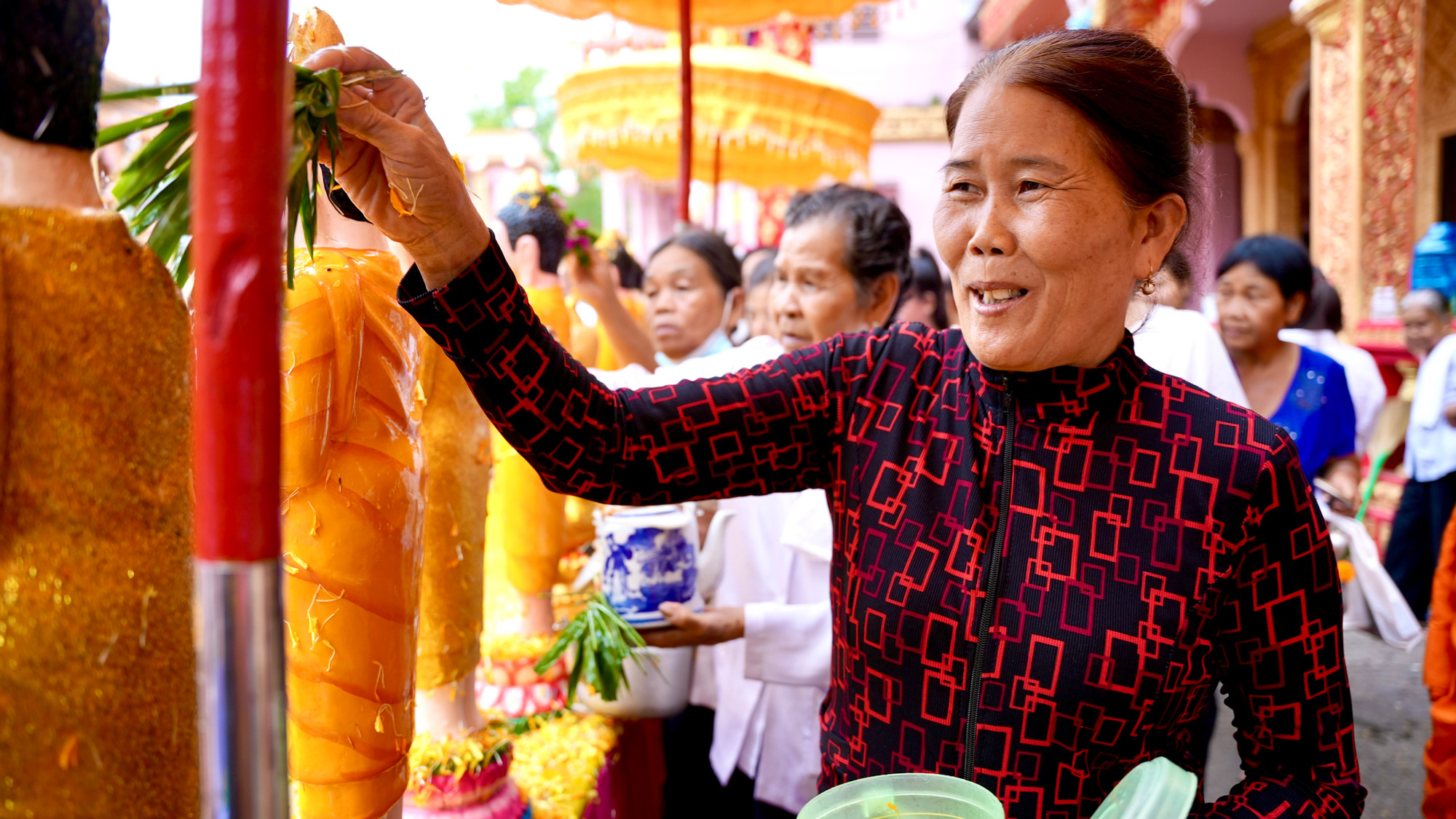 Họ tin rằng lễ tắm Phật sẽ giúp xua đi những điều không may và là dịp để bày tỏ lòng biết ơn đến Đức Phật.