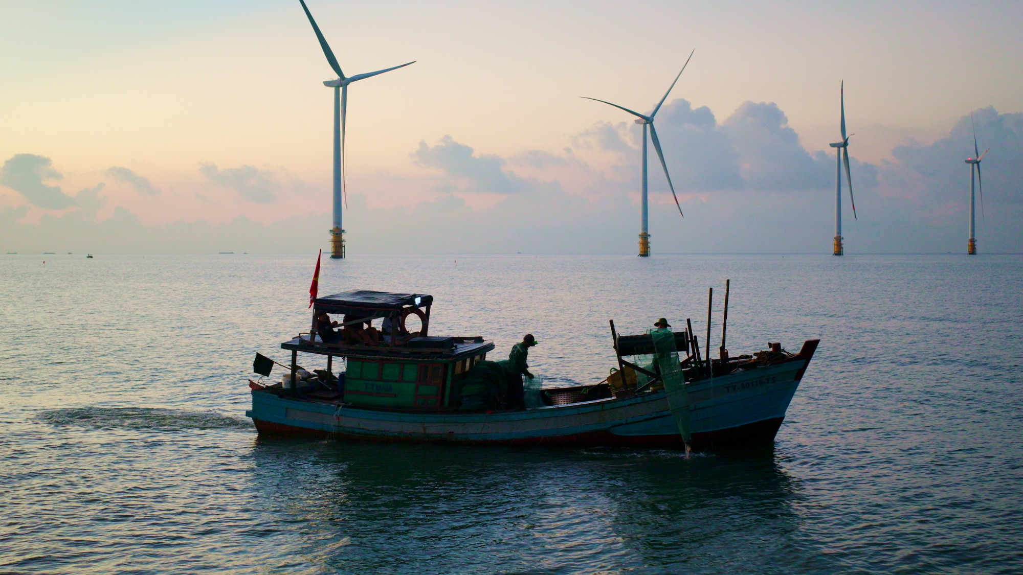 Những chiếc thuyền ra khơi từ sáng sớm tạo nên khung cảnh đẹp như tranh vẽ.