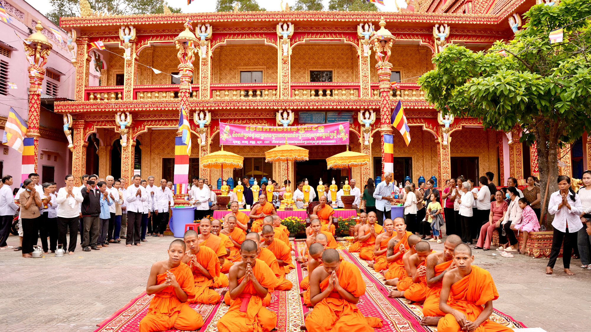 Các vị chư tăng làm lễ trước khi diễn ra nghi thức tắm Phật.