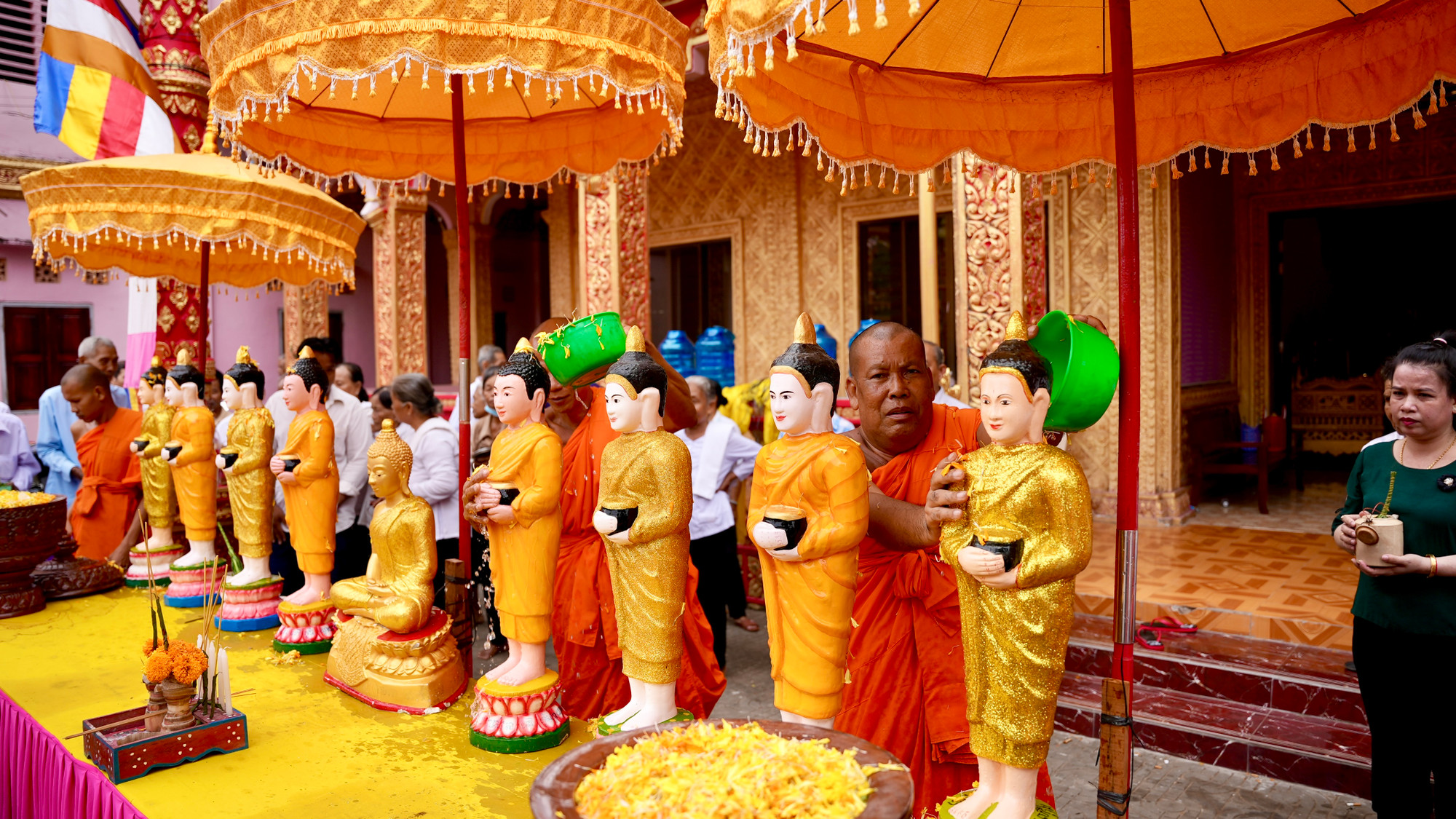 Thượng tọa Nhan Chanh thực hiện nghi lễ tắm Phật.