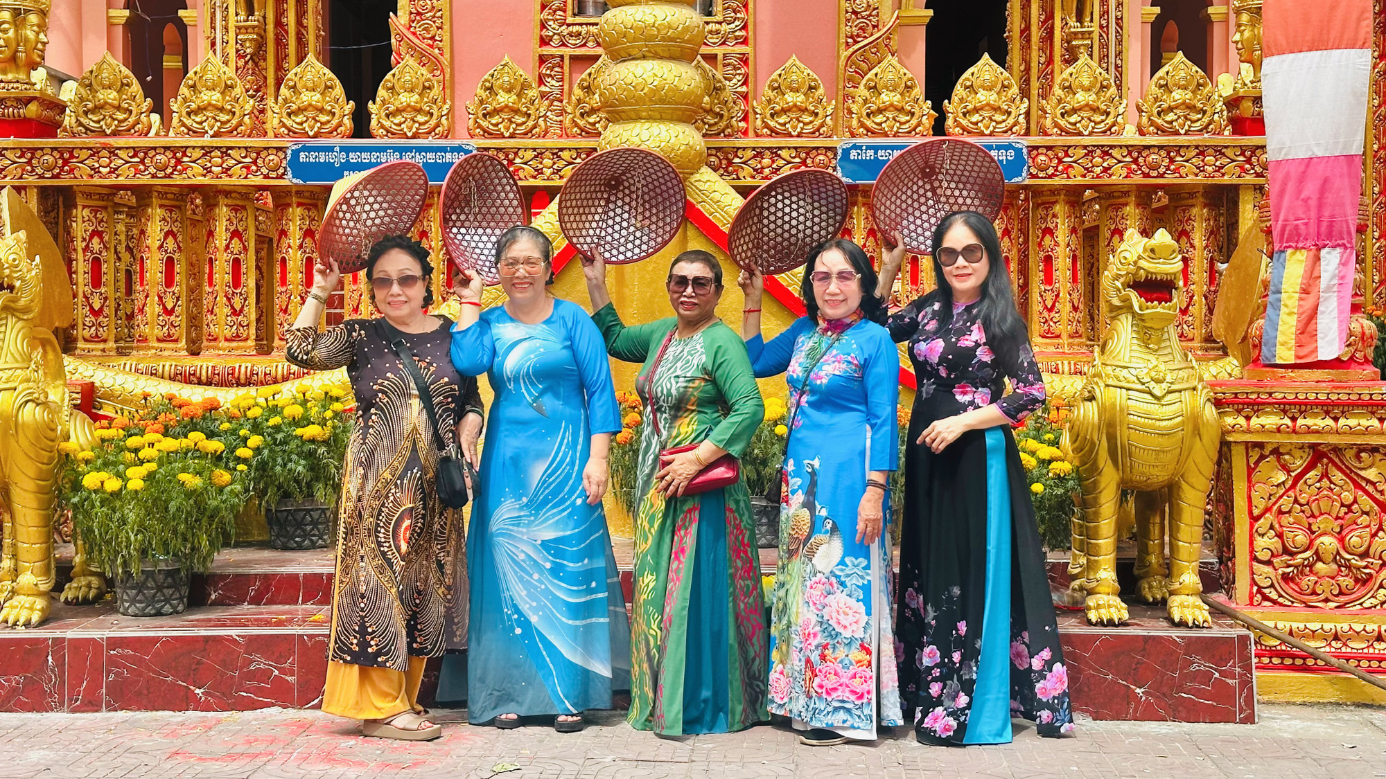 Những du khách đến từ Thành phố Hồ Chí Minh cảm thấy thích thú khi được hòa mình vào nét văn hóa bản địa tại huyện Trà Cú, tỉnh Trà Vinh.