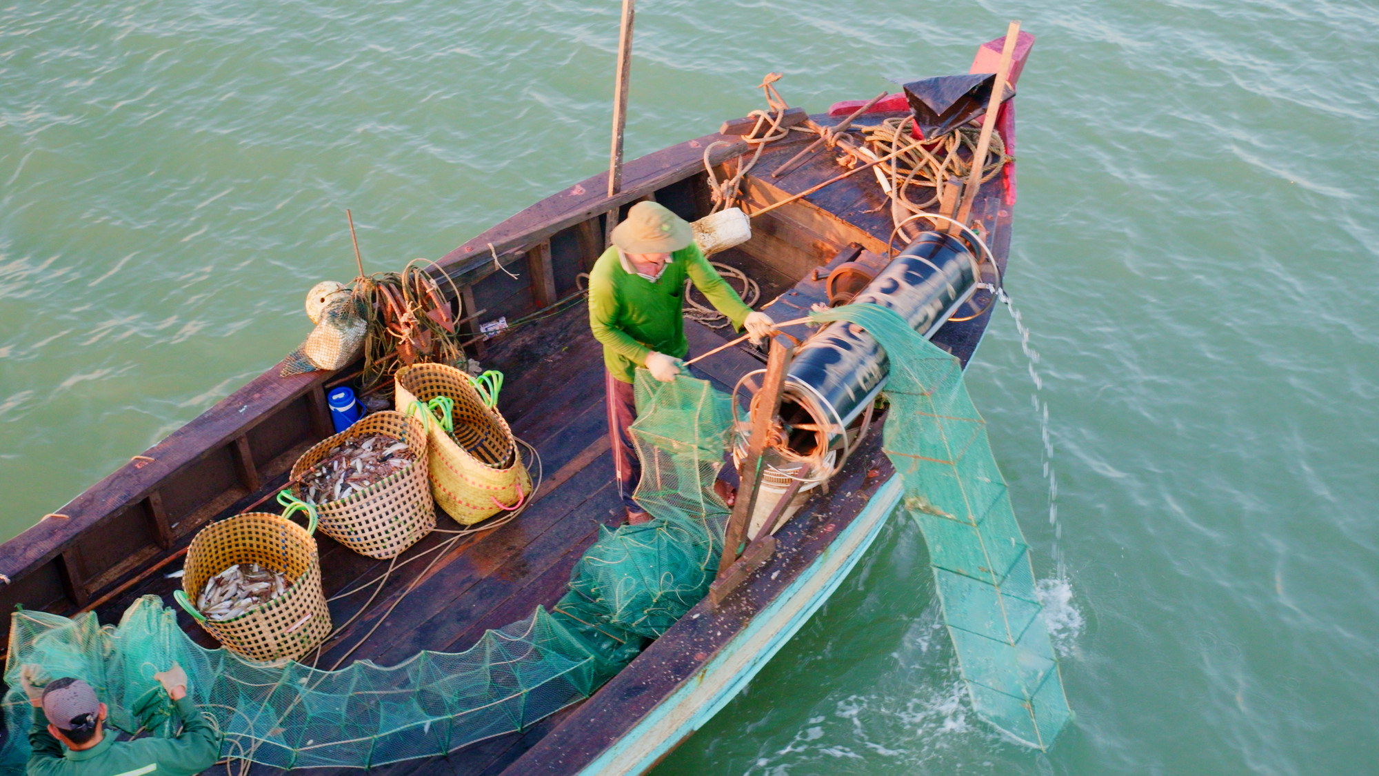 Khi những chiếc thuyền trở về, bên trong đầy ắp sản vật tươi ngon, là niềm vui, là sự tiếp nối truyền thống và là nguồn sống cho gia đình các ngư dân.