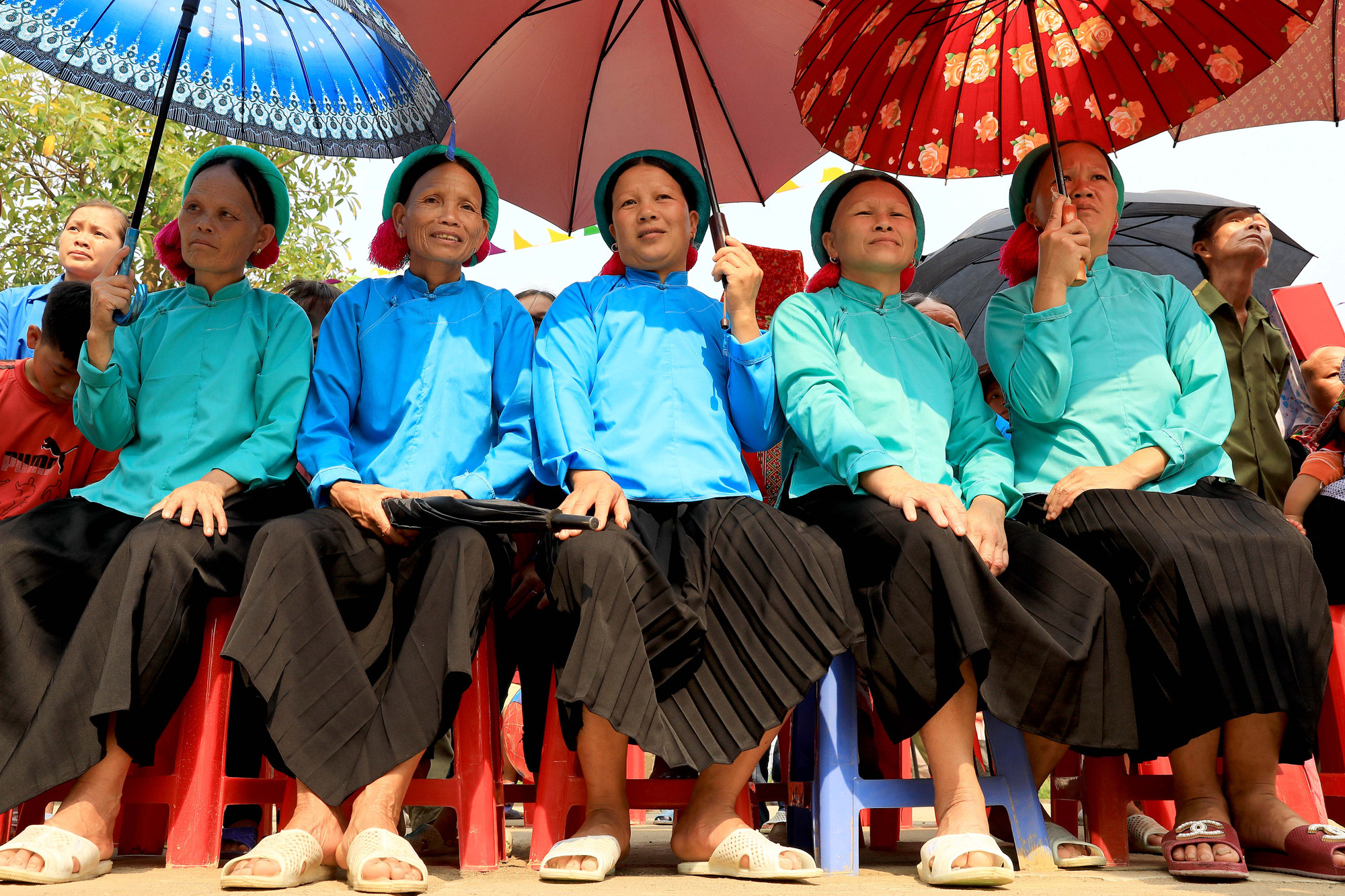 Cả bản làng ra sân. Không phân biệt thắng-thua, điều quan trọng nhất là tiếng cười, là không khí hội hè ấm áp, là tình làng nghĩa xóm được thắt chặt qua từng trận bóng.