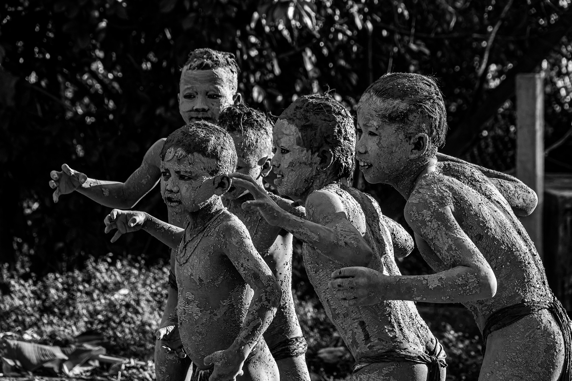 Chỉ có nam giới đóng vai "ma bùn" chứ không có sự tham gia của nữ giới.