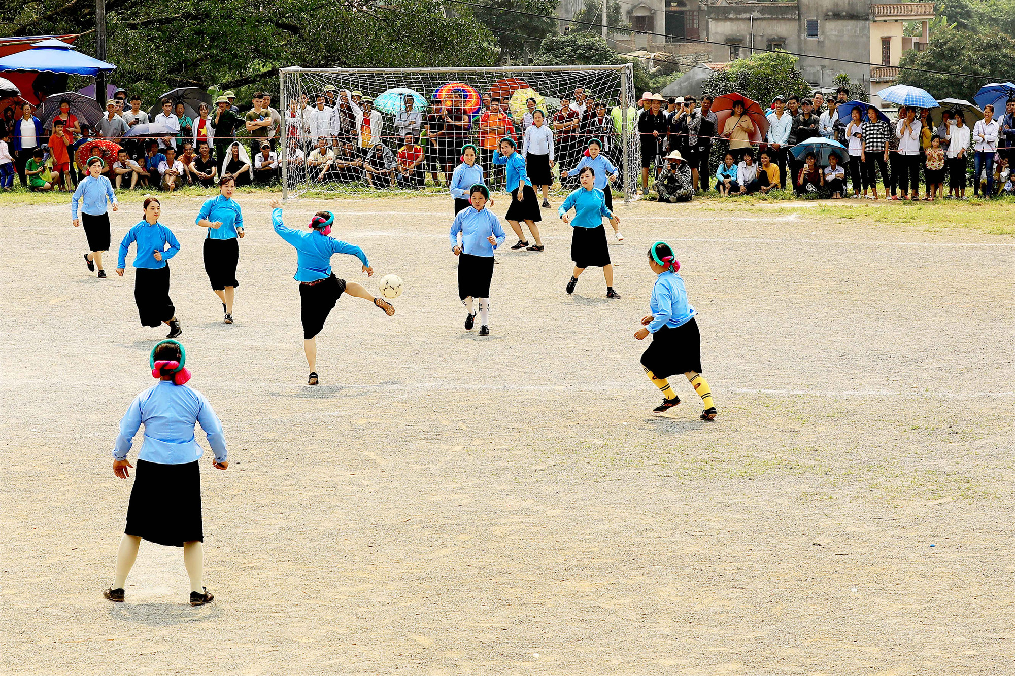 Bóng đá ở đây không đặt nặng kỹ thuật, mà là sân chơi của niềm vui, của những khoảnh khắc dễ thương, đáng nhớ.
