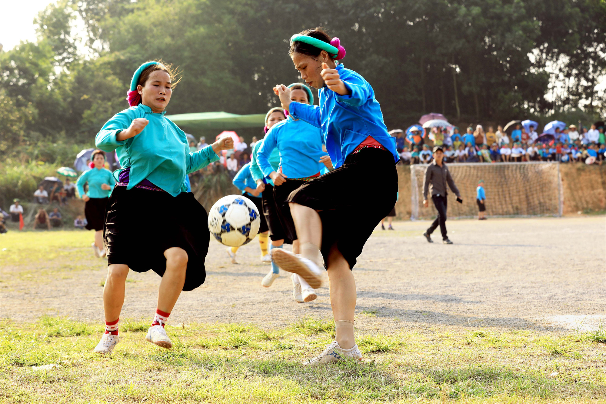 Không còn là những người phụ nữ gùi gạo, bế con… các chị em giờ đây chính là những "chiến binh sân cỏ" đầy quả cảm.