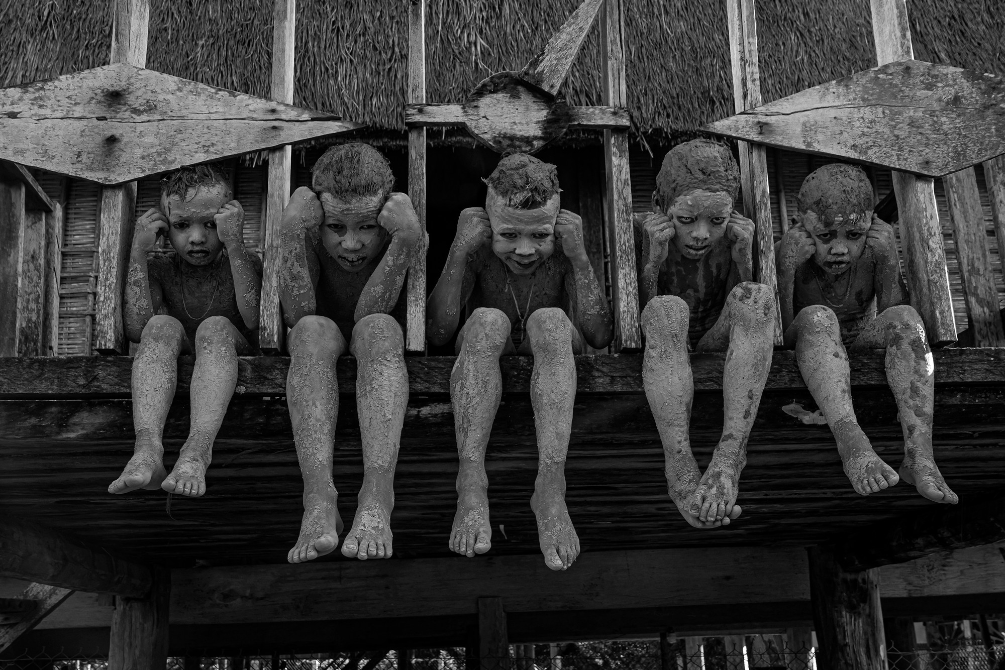 Những cậu bé được đắp lên mình toàn bùn đất, làm sao nhìn càng huyền bí, rùng rợn thì càng lôi cuốn những người tham gia.