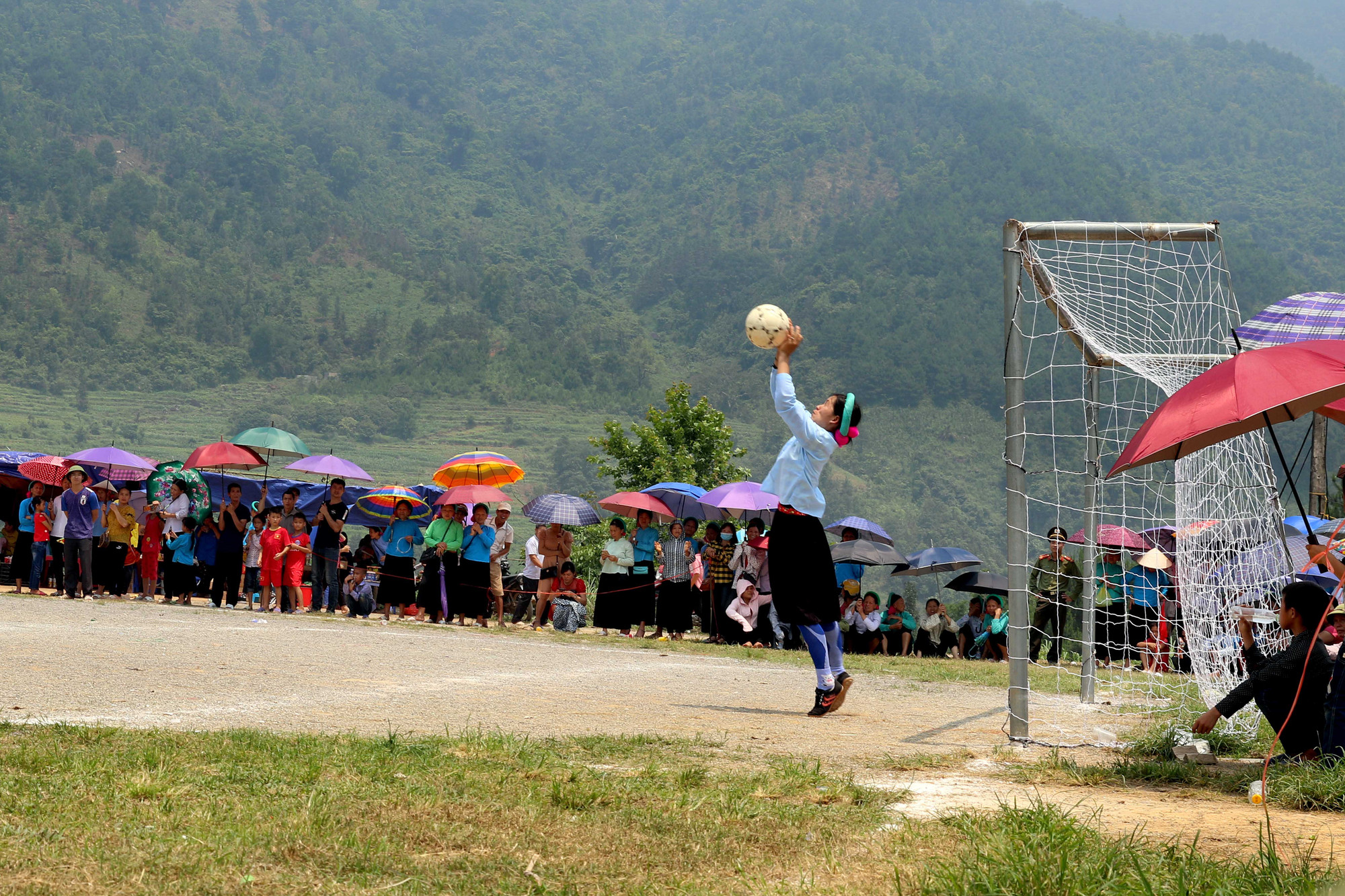 Trong bộ váy áo truyền thống, họ vẫn có thể tung người, bay mình, chơi bóng với tất cả trái tim và sự dẻo dai vốn có của người phụ nữ vùng cao.