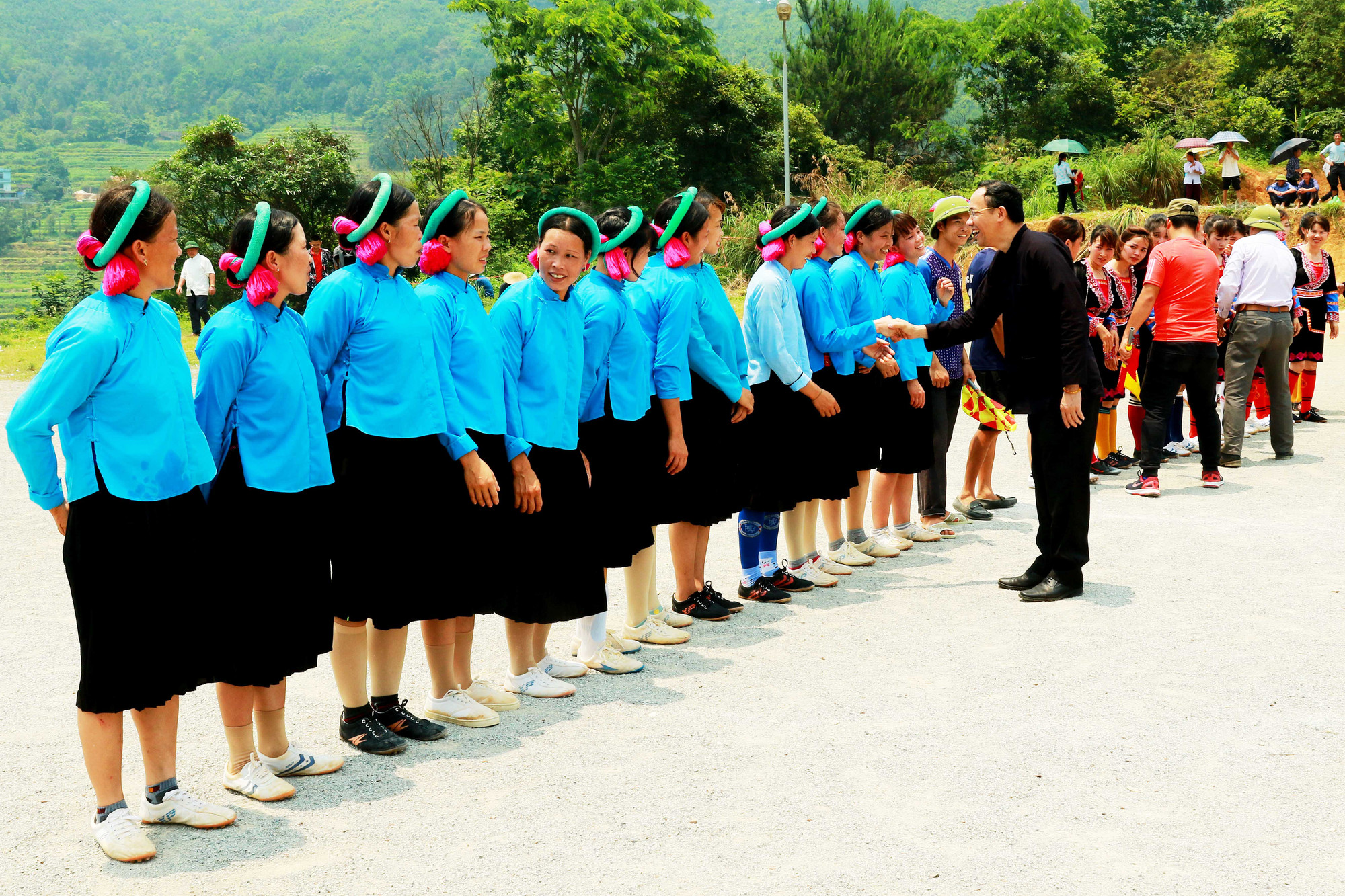 Cầu thủ hai đội thực hiện nghi thức chào sân trước trận đấu.