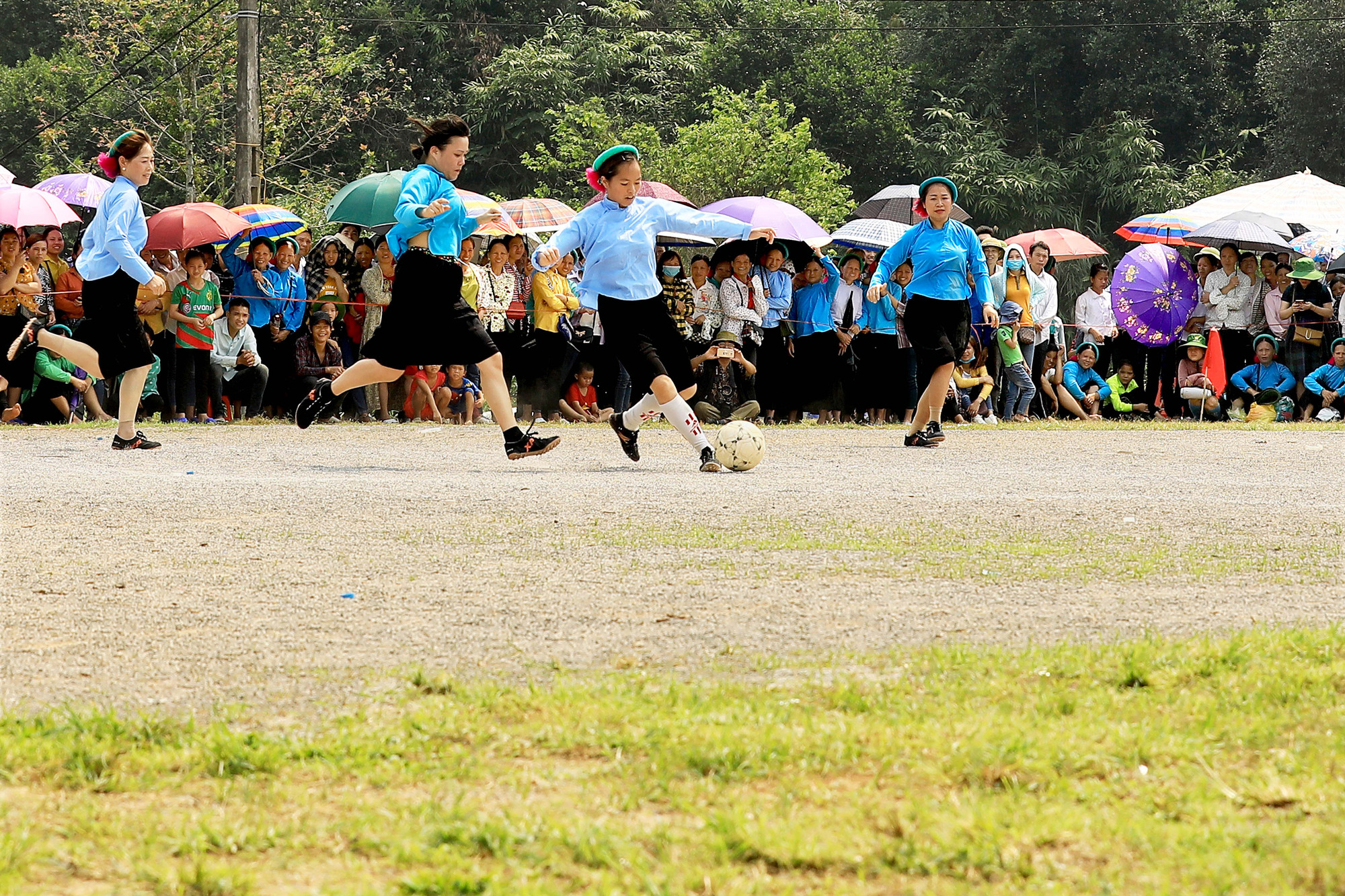 Mỗi đội phân biệt bằng sắc độ khác nhau của màu áo, đơn giản mà tinh tế, đậm chất dân tộc Sán Chỉ.