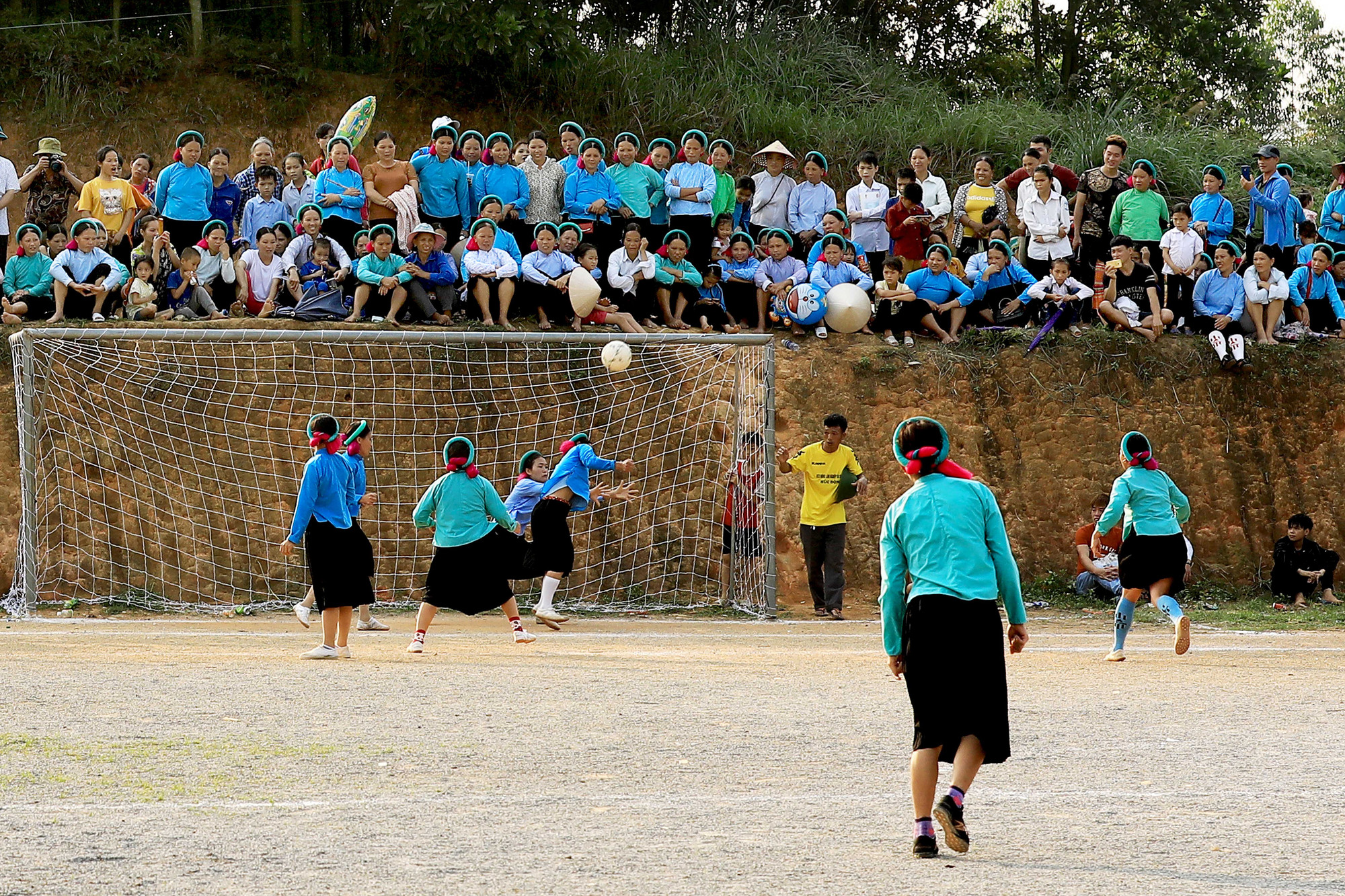 Khi nắng chiều đổ dài trên những con dốc, các chị em Sán Chỉ lại tụ tập bên sân cỏ nhỏ. Với họ, bóng đá là "món ăn tinh thần" không thể thiếu, một cách để rèn luyện, thư giãn và gắn bó cùng nhau.
