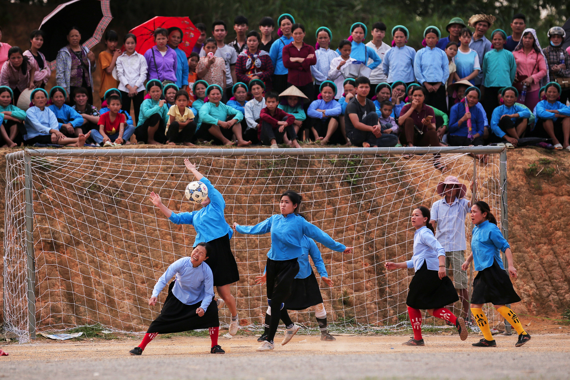 Khoảnh khắc sút bóng hài hước khiến cả cầu trường bật cười.