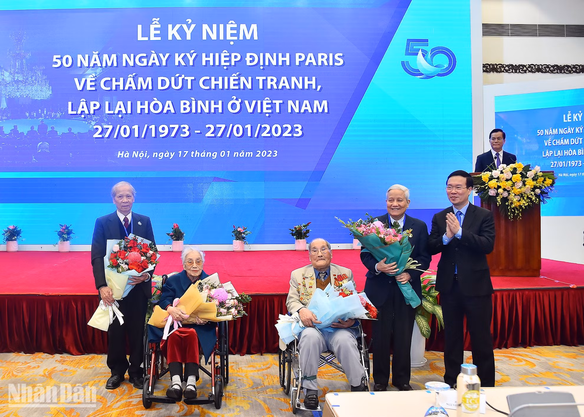 Thường trực Ban Bí thư Võ Văn Thưởng trao hoa tặng các nhân chứng lịch sử của Hiệp định Paris.