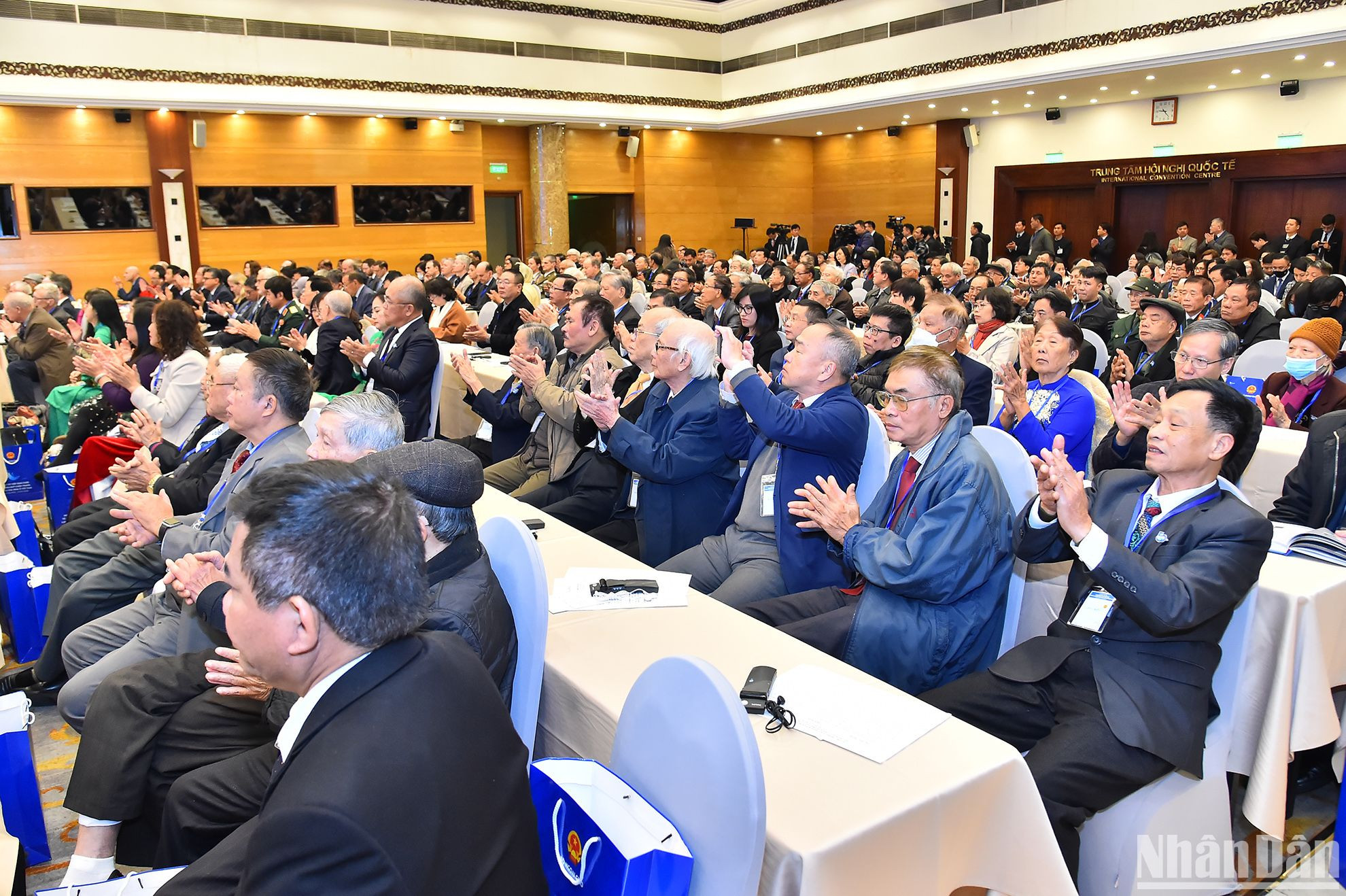 Các thành viên, đại diện gia đình thành viên hai đoàn đàm phán Việt Nam Dân chủ Cộng hòa và Chính phủ Cách mạng Lâm thời Cộng hòa miền nam Việt Nam, đại biểu bạn bè quốc tế tham dự Lễ kỷ niệm.