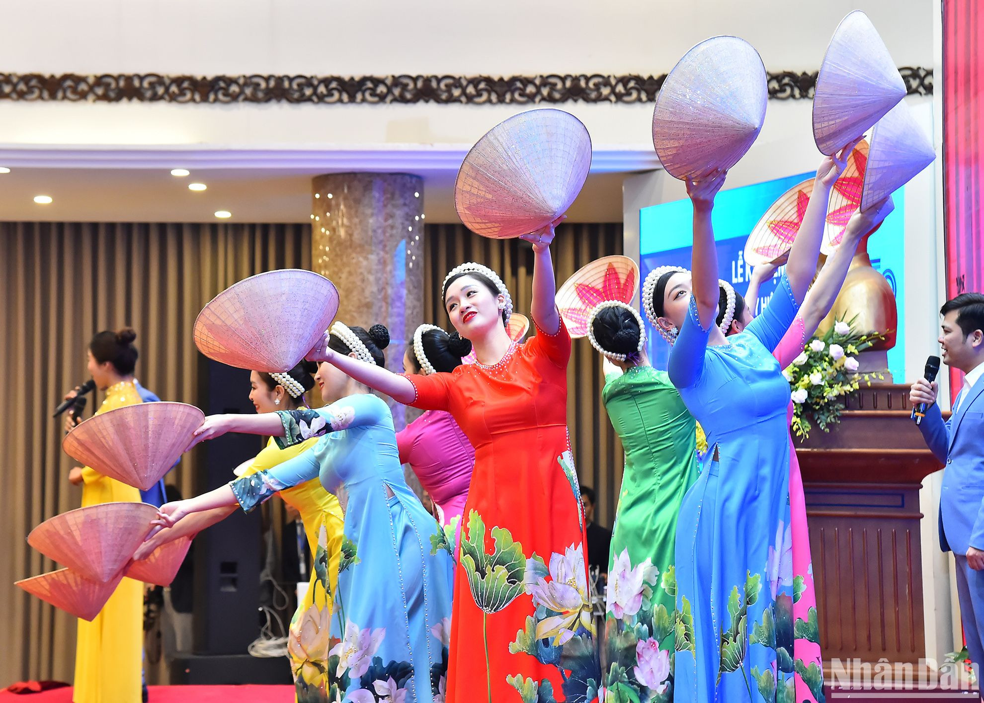 Tiết mục văn nghệ chào mừng của các nghệ sĩ Nhà hát Ca múa nhạc Quân đội.