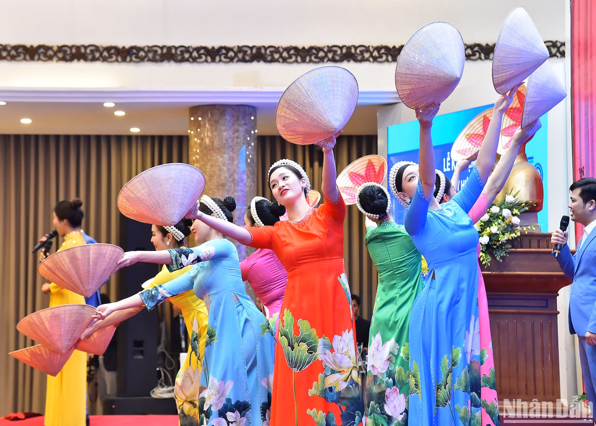 Tiết mục văn nghệ chào mừng của các nghệ sĩ Nhà hát Ca múa nhạc Quân đội.