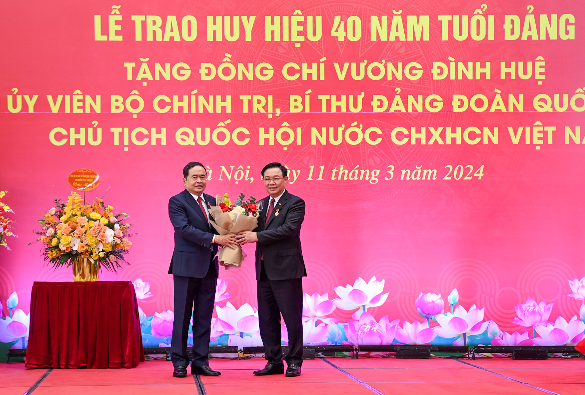 Phó Chủ tịch Thường trực Quốc hội Trần Thanh Mẫn tặng hoa chúc mừng Chủ tịch Quốc hội Vương Đình Huệ. Ảnh: DUY LINH Phó Chủ tịch Thường trực Quốc hội Trần Thanh Mẫn tặng hoa chúc mừng Chủ tịch Quốc hội Vương Đình Huệ. Ảnh: DUY LINH