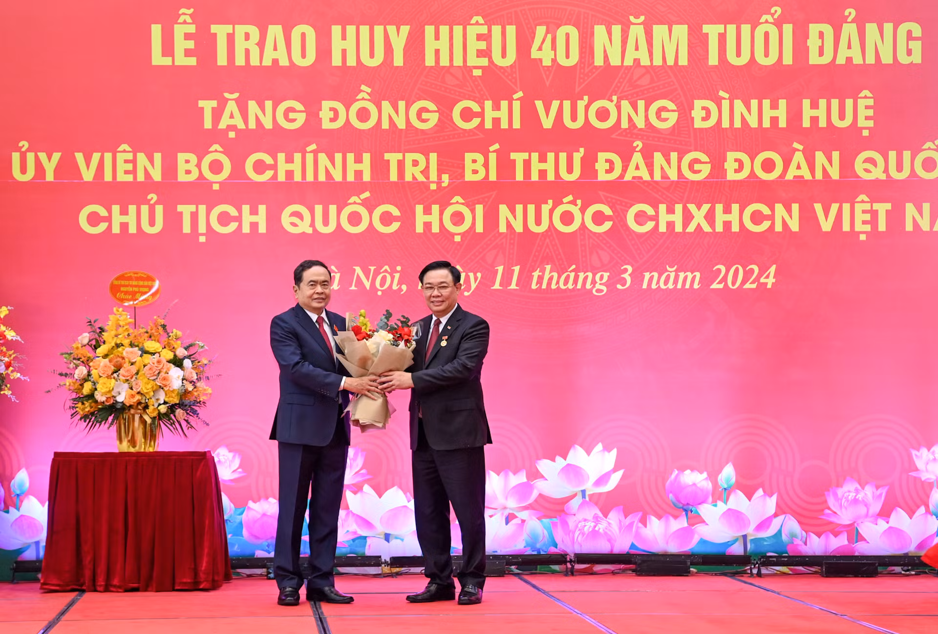 Phó Chủ tịch Thường trực Quốc hội Trần Thanh Mẫn tặng hoa chúc mừng Chủ tịch Quốc hội Vương Đình Huệ. Ảnh: DUY LINH
