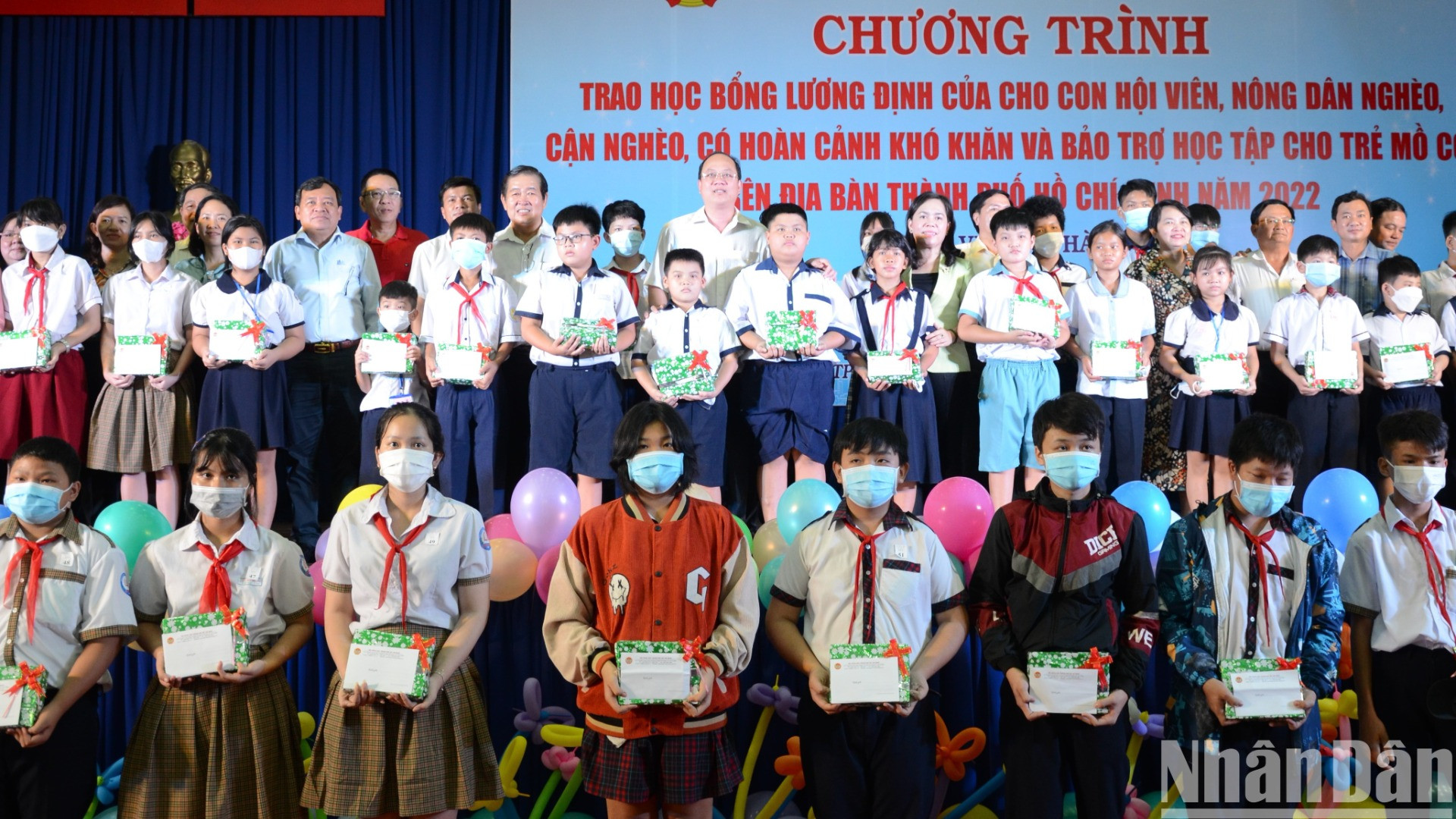 Hội nông dân Thành phố Hồ Chí Minh trao học bổng Lương Định Của cho con em hội viên nông dân khó khăn.