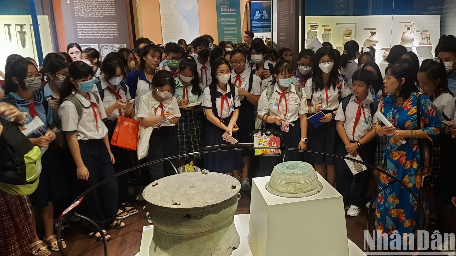 Học sinh Thành phố Hồ Chí Minh tham quan Bảo tàng Lịch sử Thành phố Hồ Chí Minh.