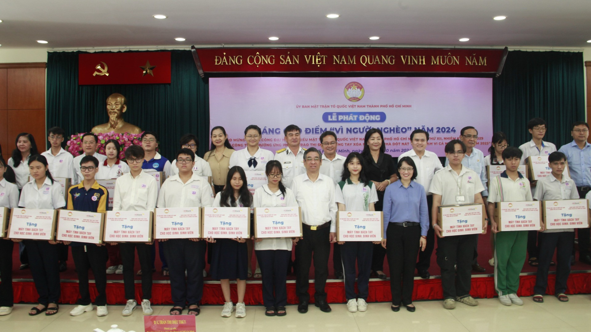 Ủy ban Mặt trận Tổ quốc Việt Nam Thành phố Hồ Chí Minh tặng máy tính xách tay cho học sinh, sinh viên thuộc diện khó khăn. Ủy ban Mặt trận Tổ quốc Việt Nam Thành phố Hồ Chí Minh tặng máy tính xách tay cho học sinh, sinh viên thuộc diện khó khăn.