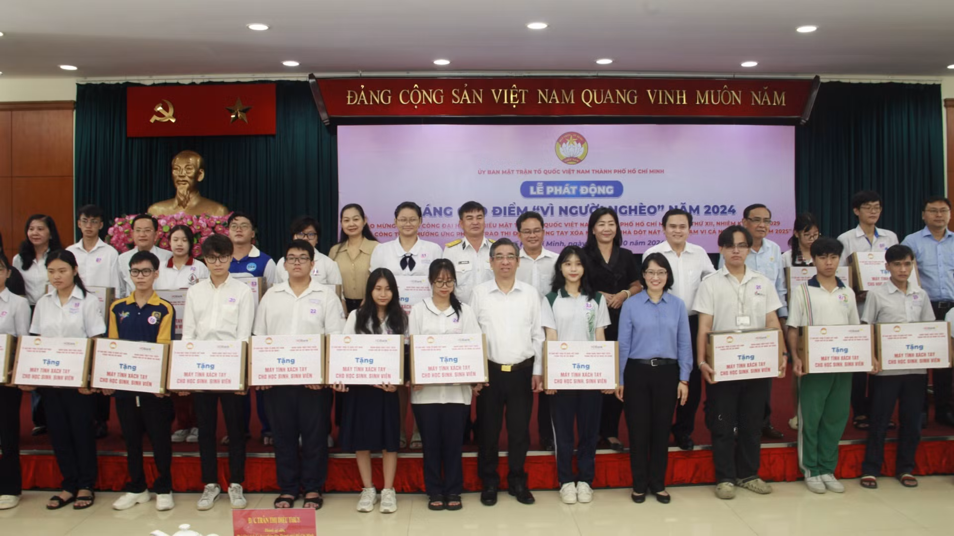 Ủy ban Mặt trận Tổ quốc Việt Nam Thành phố Hồ Chí Minh tặng máy tính xách tay cho học sinh, sinh viên thuộc diện khó khăn.