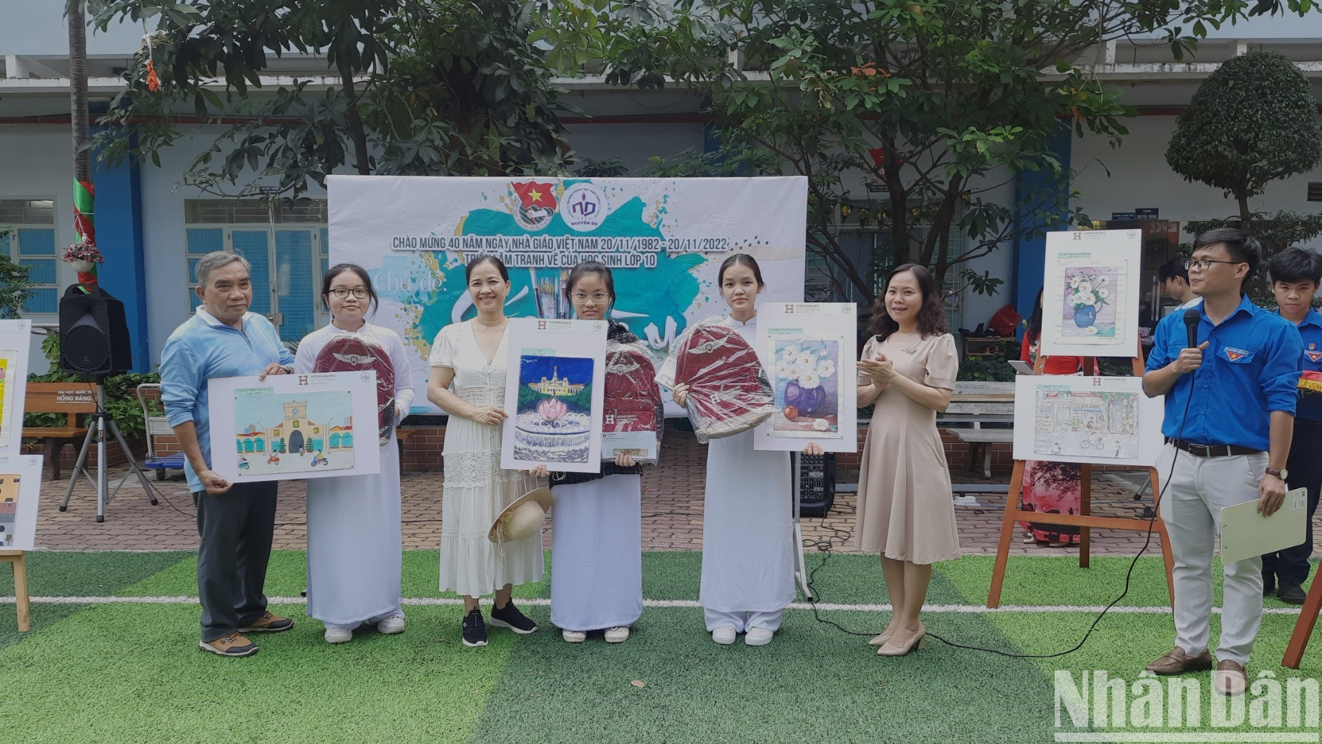 Thi vẽ tranh của học sinh khối lớp 10, Trường trung học phổ thông Nguyễn Du, quận 10, Thành phố Hồ Chí Minh.