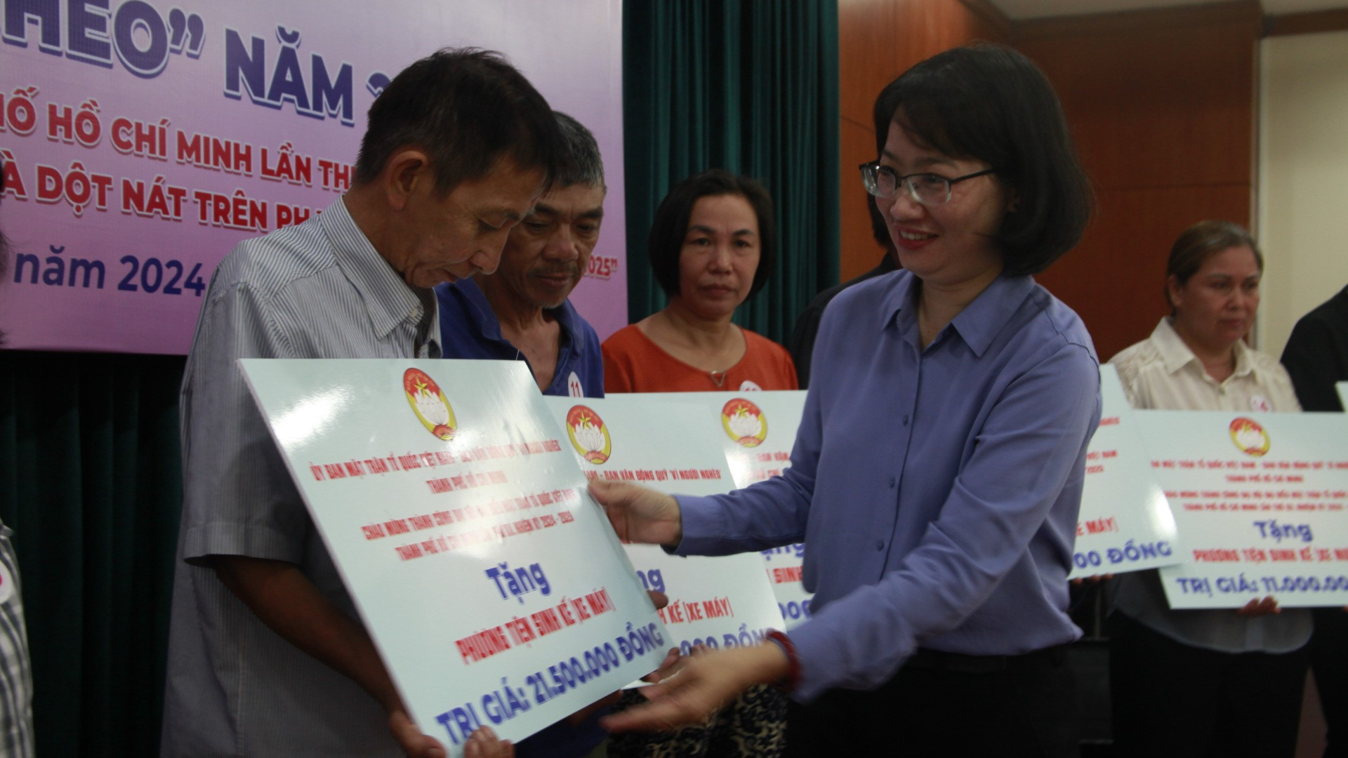 Lãnh đạo Ủy ban nhân dân Thành phố Hồ Chí Minh trao phương tiện sinh kế cho người nghèo. Lãnh đạo Ủy ban nhân dân Thành phố Hồ Chí Minh trao phương tiện sinh kế cho người nghèo.