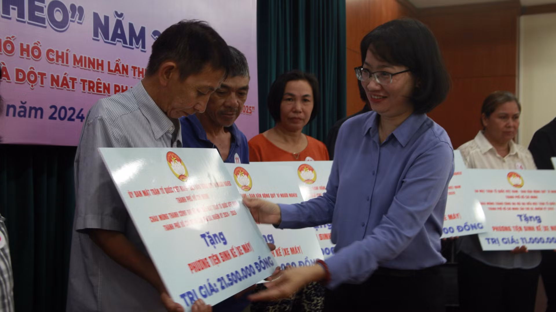 Lãnh đạo Ủy ban nhân dân Thành phố Hồ Chí Minh trao phương tiện sinh kế cho người nghèo.