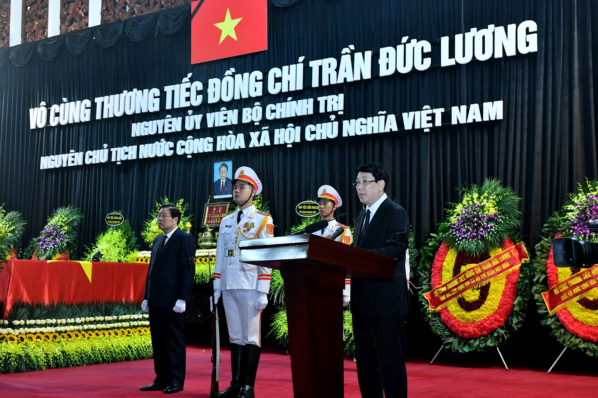 Chủ tịch nước Lương Cường đọc Lời điếu tại Lễ truy điệu nguyên Chủ tịch nước Trần Đức Lương. (Ảnh: ĐĂNG KHOA) Chủ tịch nước Lương Cường đọc Lời điếu tại Lễ truy điệu nguyên Chủ tịch nước Trần Đức Lương. (Ảnh: ĐĂNG KHOA)