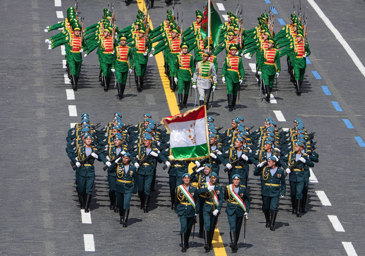 Đoàn Tajikistan và đoàn Turkmenistan.