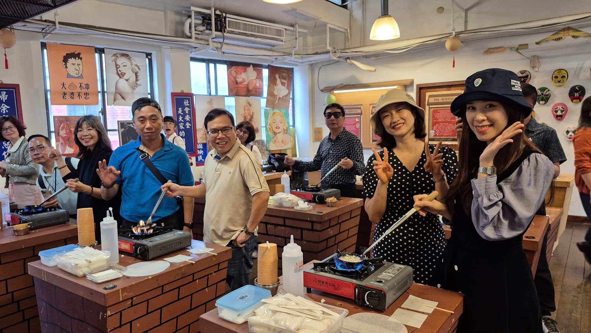 Khách du lịch trải nghiệm tự tay làm bánh tại Trung tâm Nghệ thuật truyền thống tại Yilan.