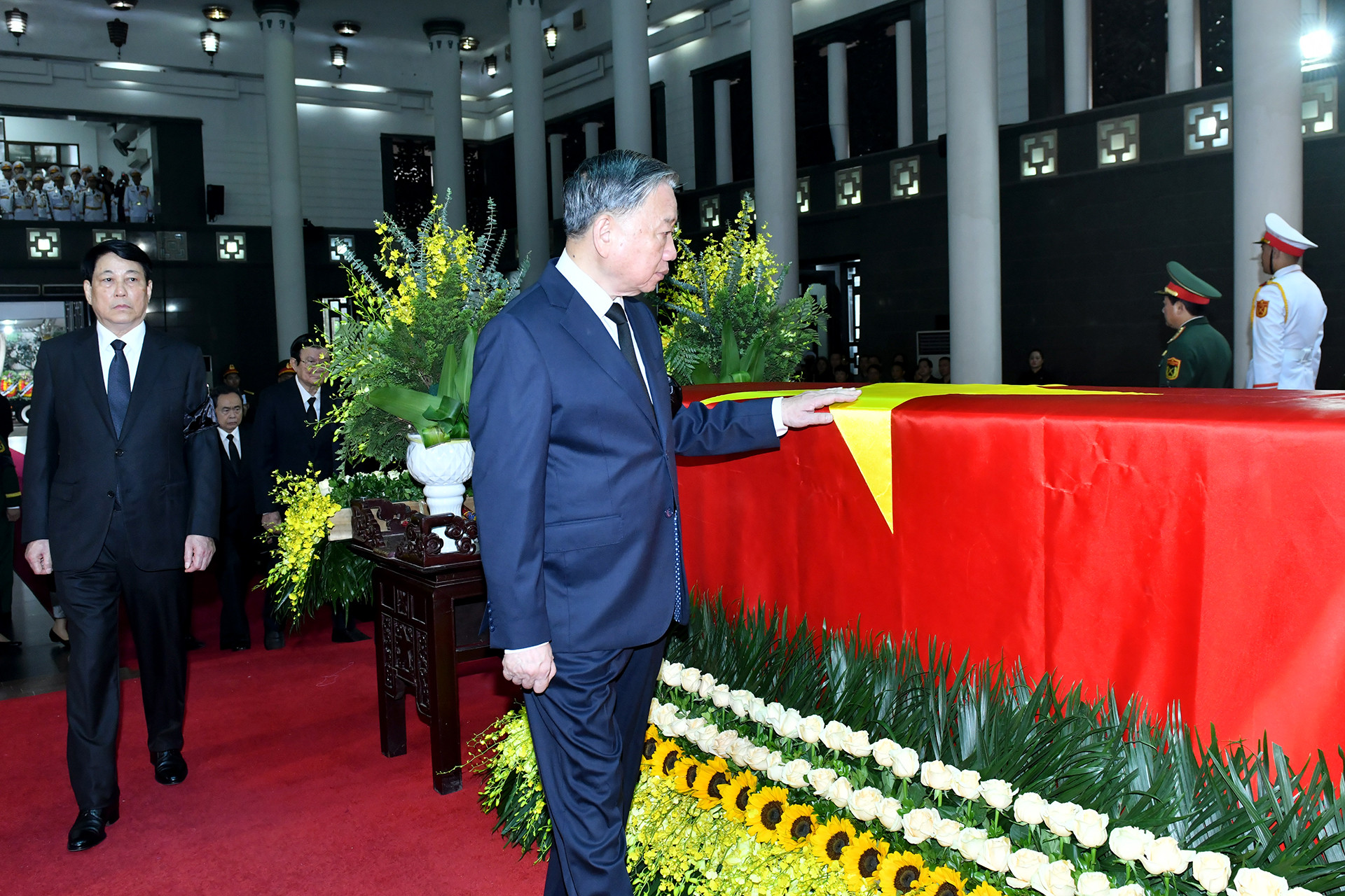 Tổng Bí thư Tô Lâm, Chủ tịch nước Lương Cường cùng các đại biểu đi vòng quanh linh cữu lần cuối, tiễn biệt nguyên Chủ tịch nước Trần Đức Lương. (Ảnh: ĐĂNG KHOA) Tổng Bí thư Tô Lâm, Chủ tịch nước Lương Cường cùng các đại biểu đi vòng quanh linh cữu lần cuối, tiễn biệt nguyên Chủ tịch nước Trần Đức Lương. (Ảnh: ĐĂNG KHOA)