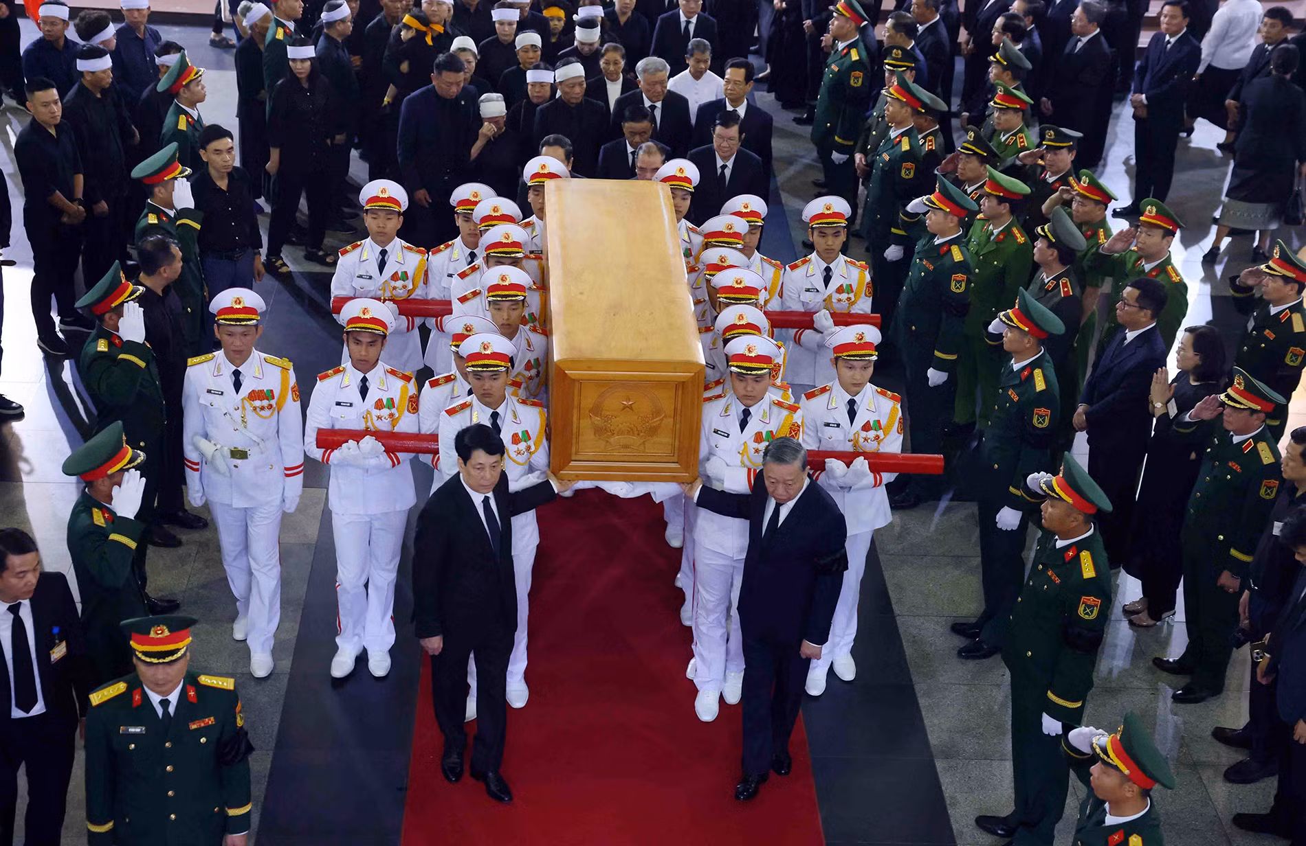 Các đồng chí lãnh đạo Đảng, Nhà nước chuyển linh cữu nguyên Chủ tịch nước Trần Đức Lương. (Ảnh: TTXVN)