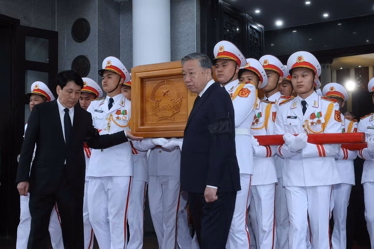Tổng Bí thư Tô Lâm, Chủ tịch nước Lương Cường chuyển linh cữu nguyên Chủ tịch nước Trần Đức Lương. (Ảnh: TTXVN)