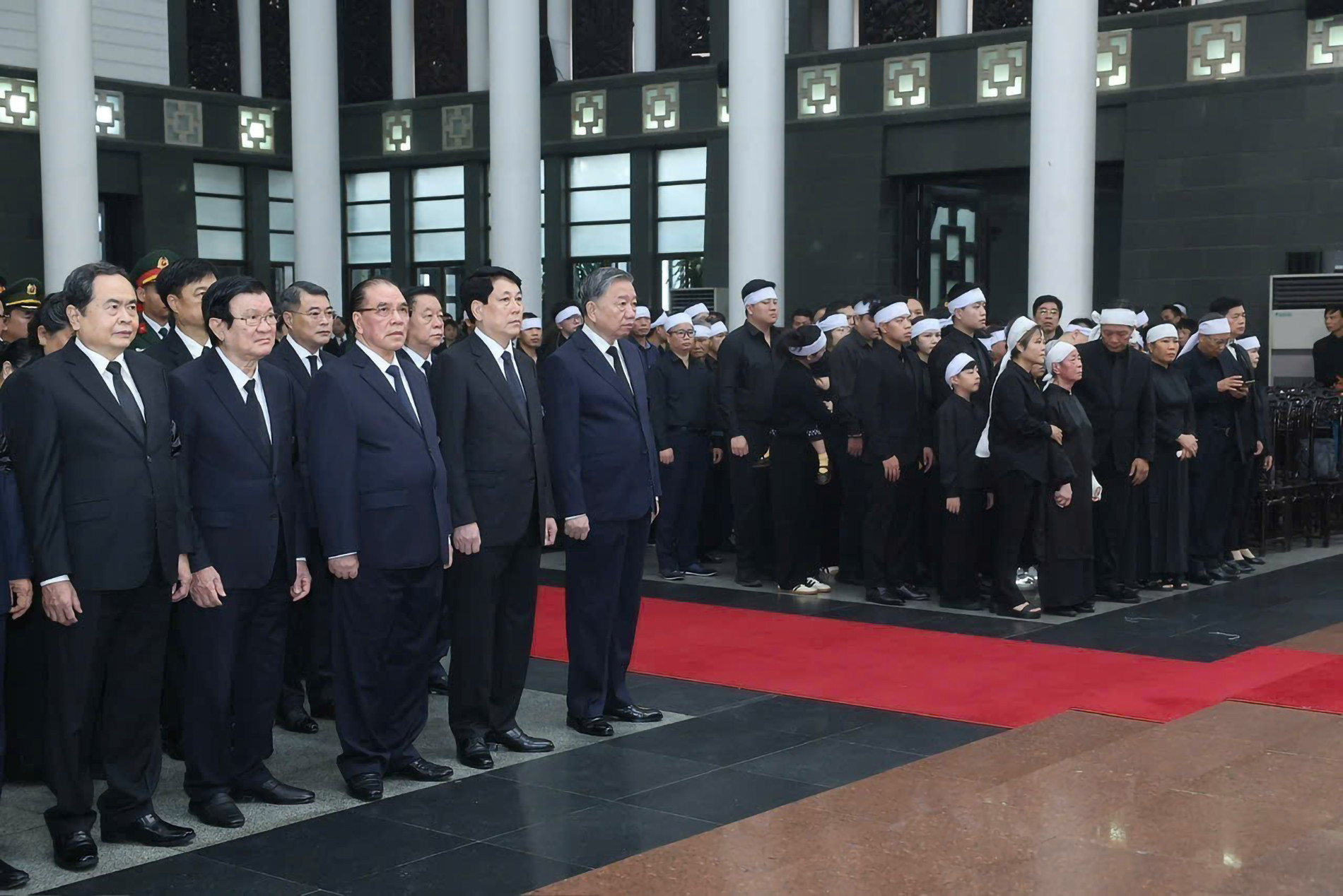 Tổng Bí thư Tô Lâm cùng các đồng chí lãnh đạo, nguyên lãnh đạo Đảng, Nhà nước dự Lễ truy điệu nguyên Chủ tịch nước Trần Đức Lương. (Ảnh: TTXVN)