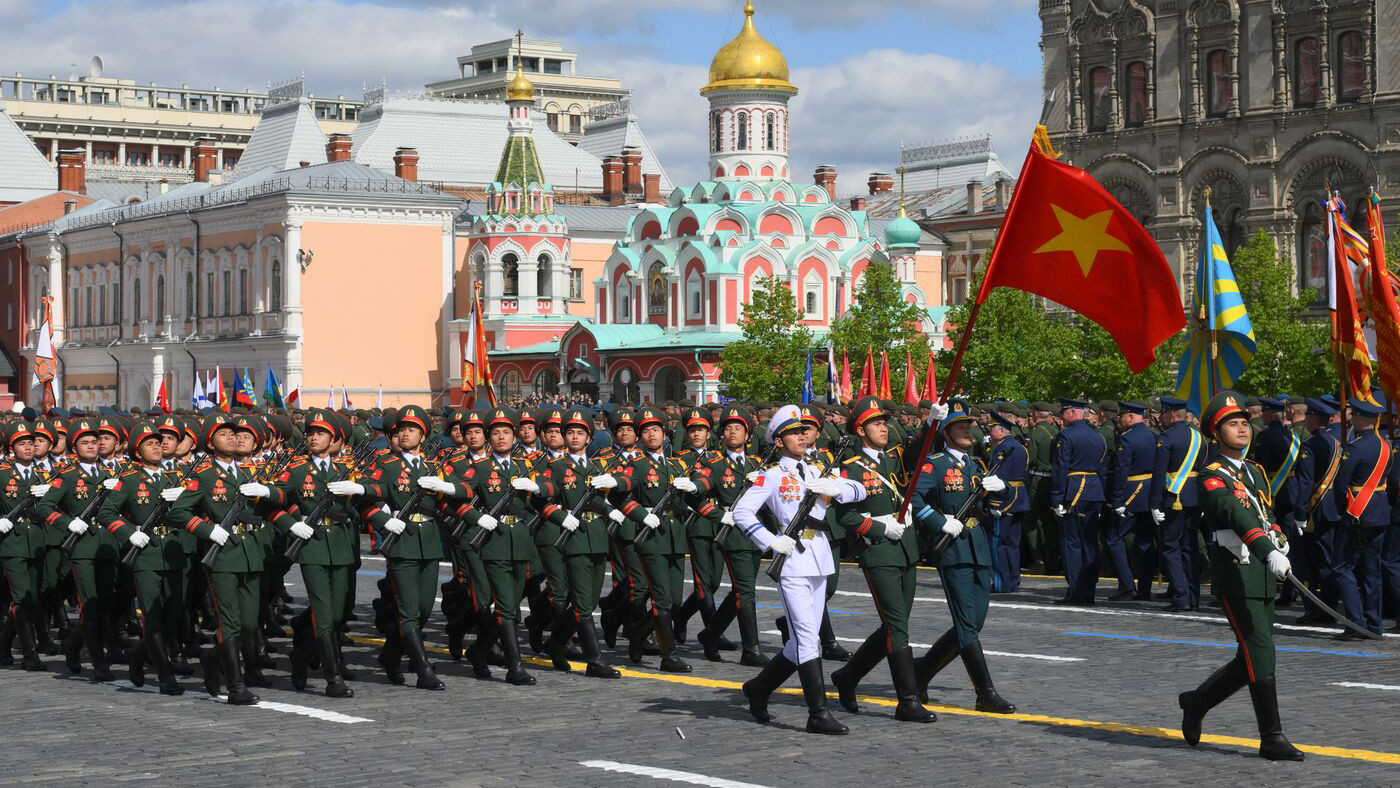 Khối 68 quân nhân của Trường Sĩ quan Lục quân 1, đại diện Quân đội nhân dân Việt Nam, tiến qua lễ đài. Việc Việt Nam cử lực lượng tham gia lễ duyệt binh góp phần khẳng định đường lối đối ngoại độc lập, tự chủ, đa phương hóa, đa dạng hóa, thể hiện trách nhiệm của Việt Nam trong xây dựng và duy trì môi trường hòa bình, ổn định, hợp tác và phát triển.