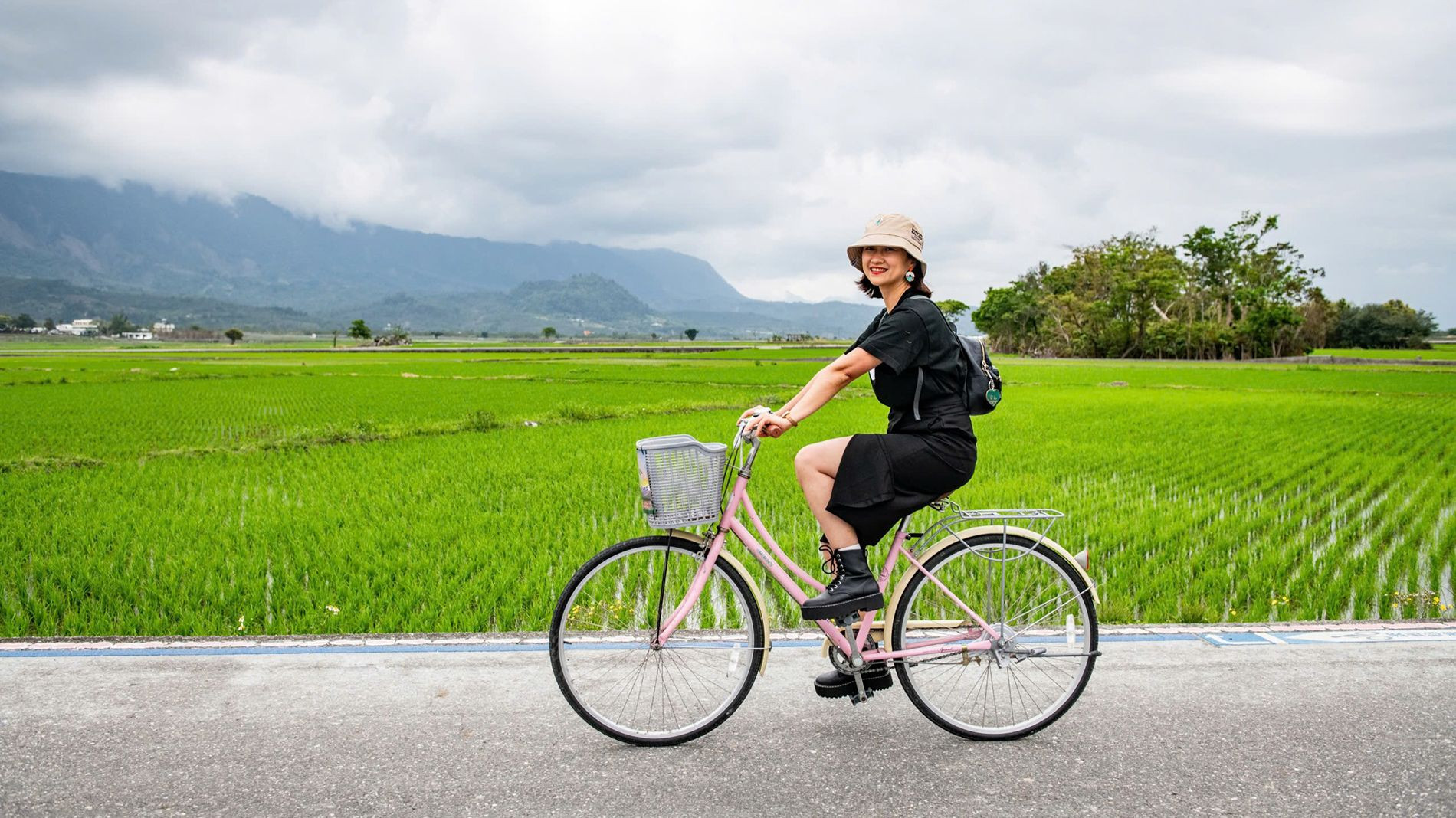 Trải nghiệm đạp xe giữa cánh đồng lúa.